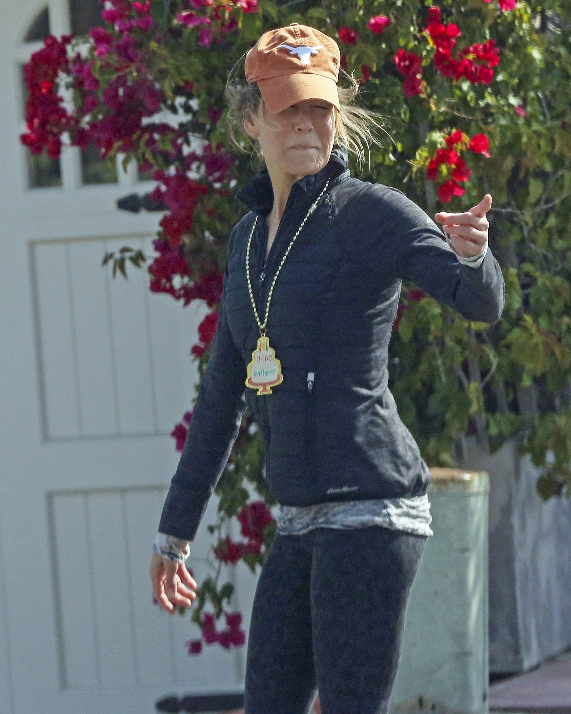 Renée Zellweger continues with the celebrations of her birthday, which was a few weeks ago, at the end of April.  She was photographed while she was taking a walk in a park in Los Angeles and to her sporty look she added a necklace with a sign of "happy Birthday".  In addition, she wore an orange cap