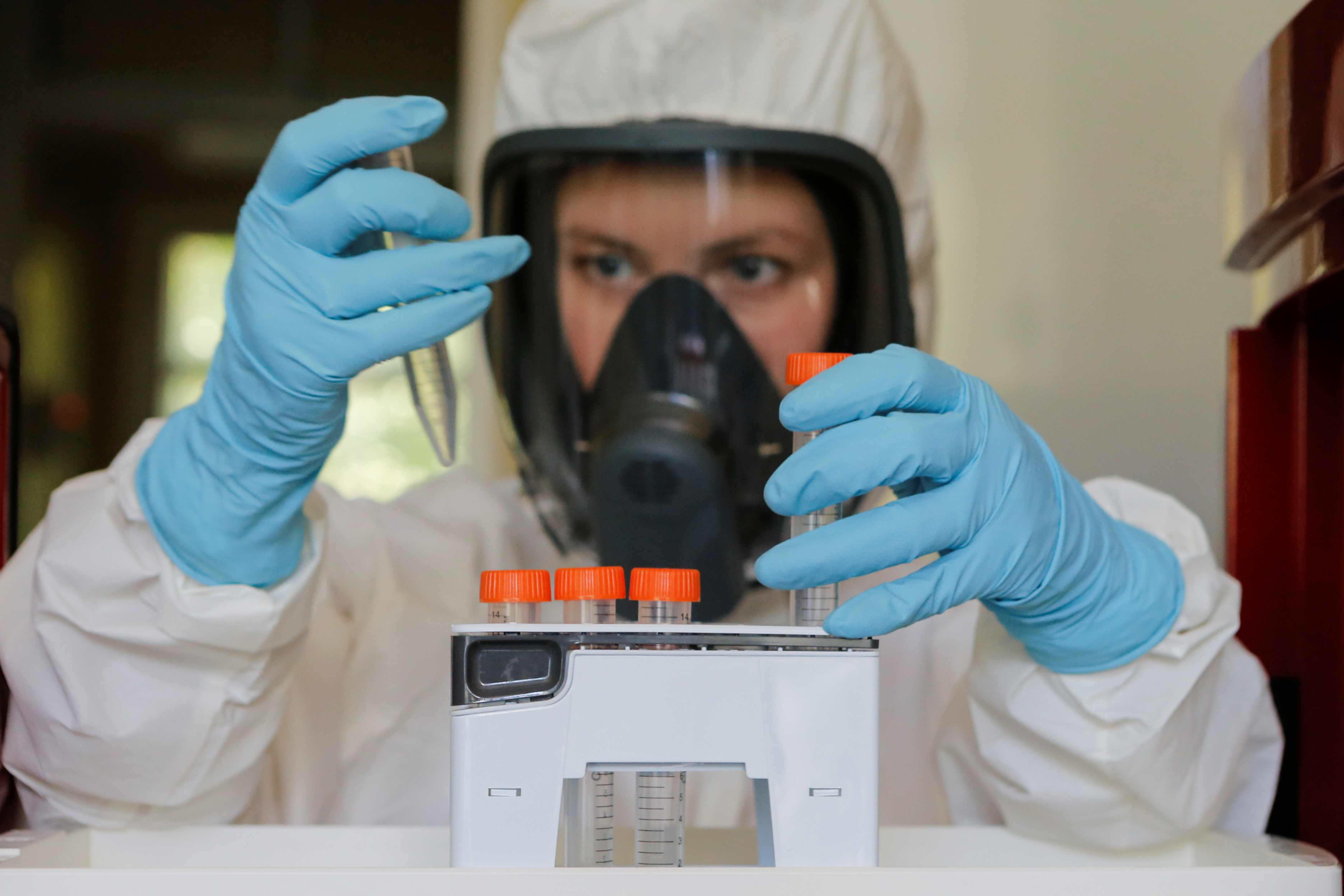 Un científico trabaja dentro de un laboratorio del Instituto de Investigación de Epidemiología y Microbiología de Gamaleya durante la producción y prueba de laboratorio de una vacuna contra la enfermedad por COVID-19, in Moscú, Rusia. (Foto: RDIF/Handout via REUTERS)