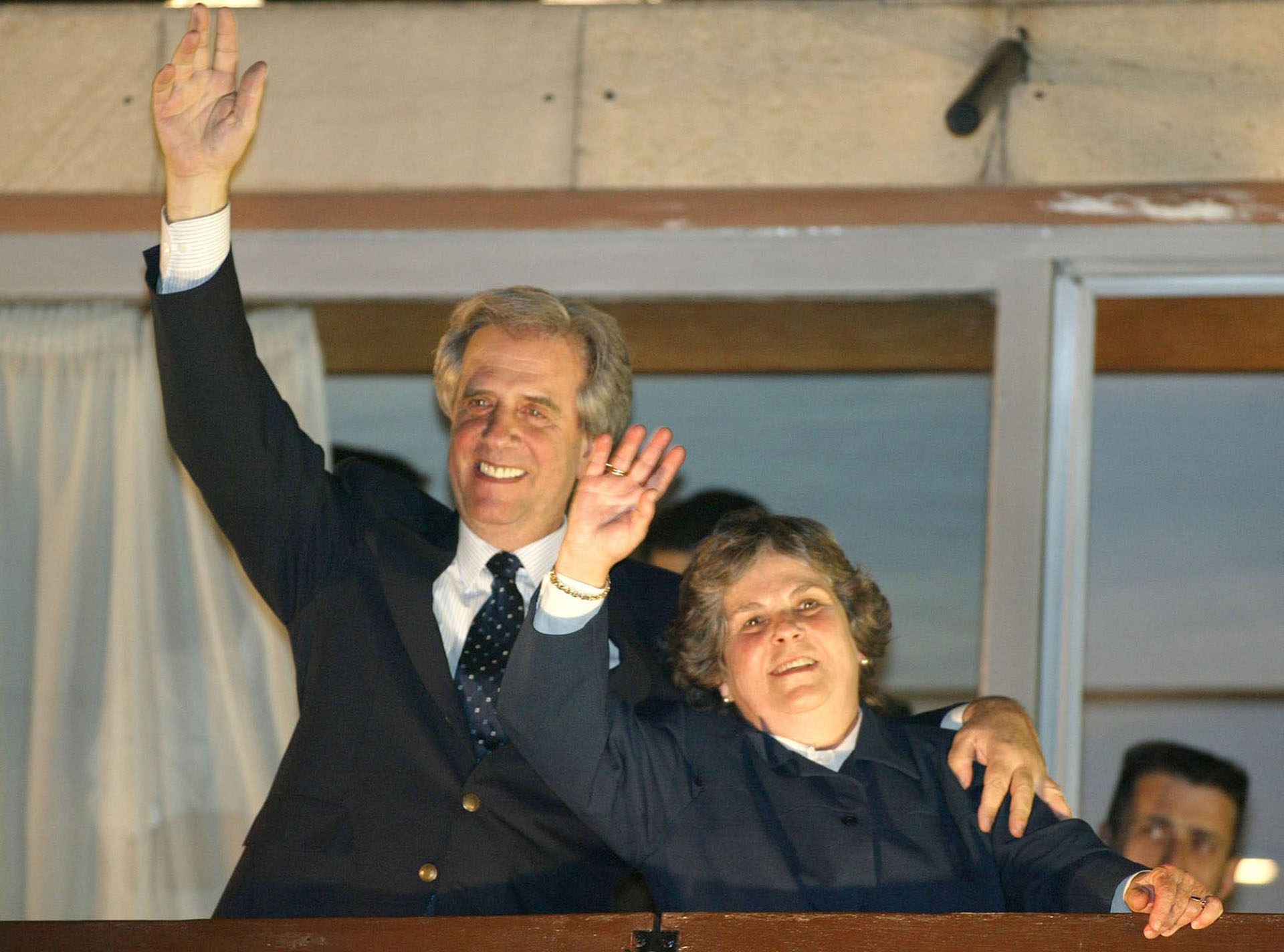 Tabaré Vázquez junto a su esposa, Maria Auxiliadora, saluda a la multitud en medio de la campaña por la presidencia, en octubre de 2004. AFP PHOTO/ MIGUEL ROJO****