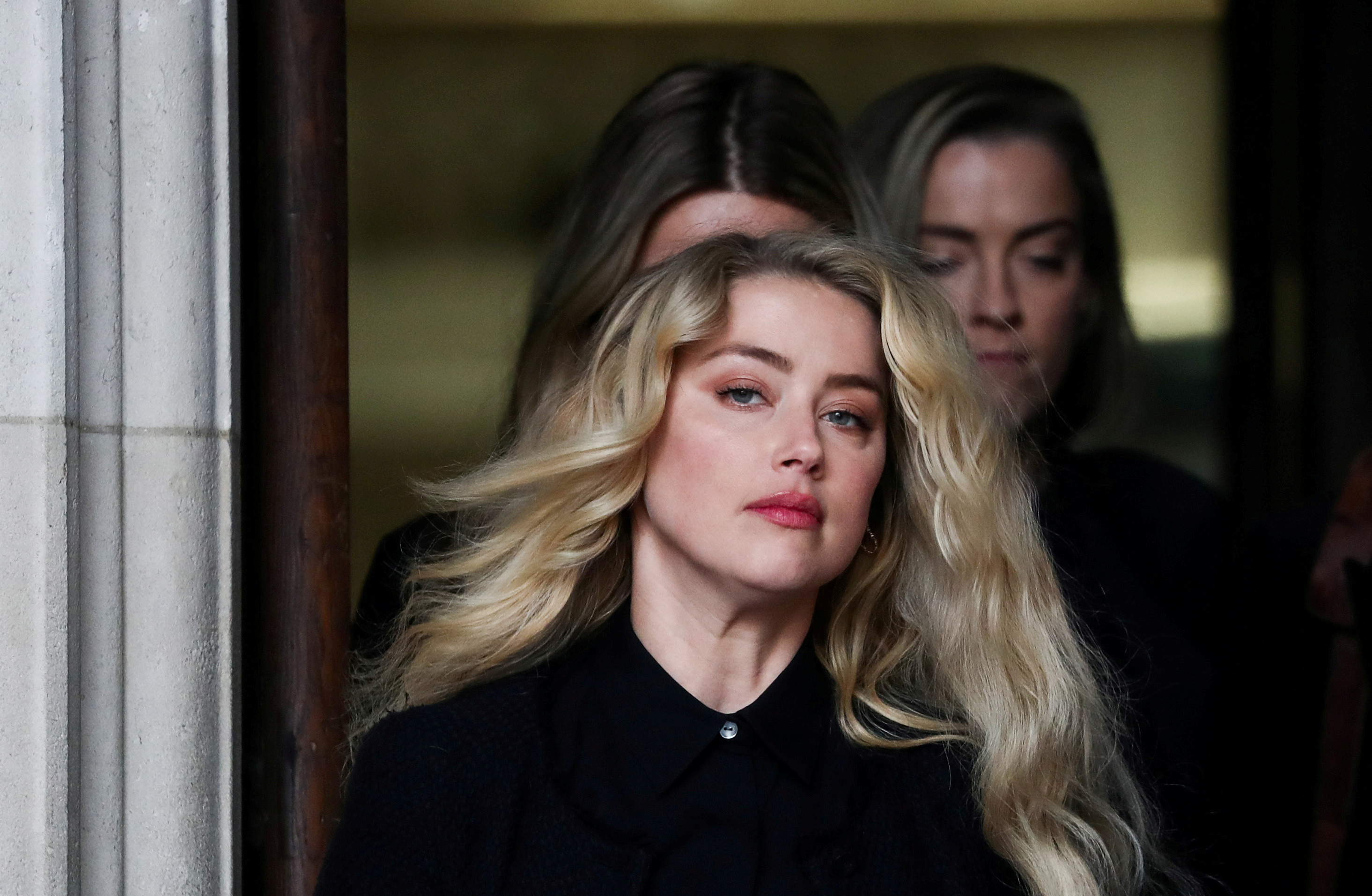 La ex esposa de Depp, Actor Amber, al salir de la corte en julio (Reuters/ Simon Dawson/ archivo)