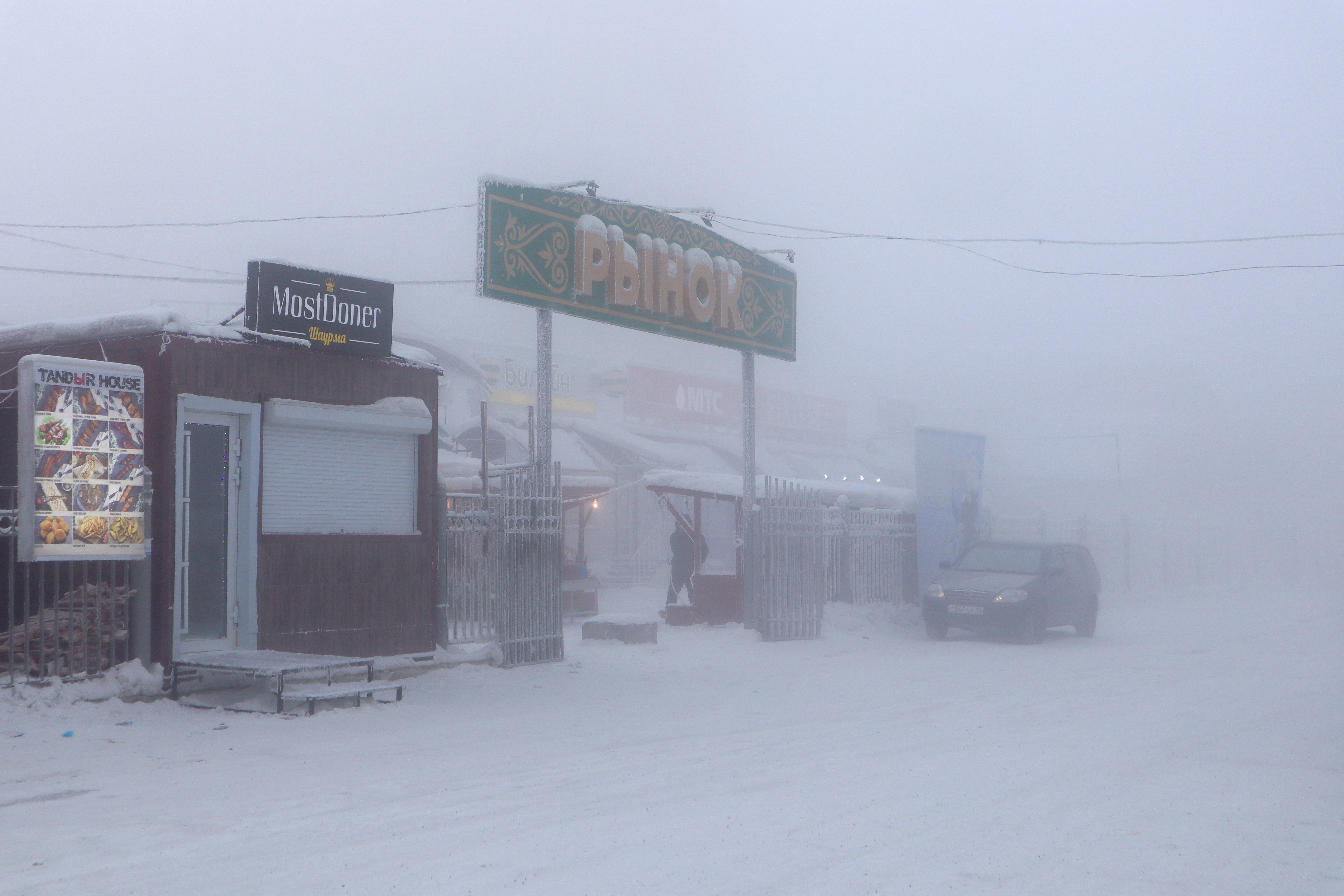Vista de un mercado al aire libre en un día helado en Yakutsk, Rusia, este 15 de enero de 2023 (Reuters)