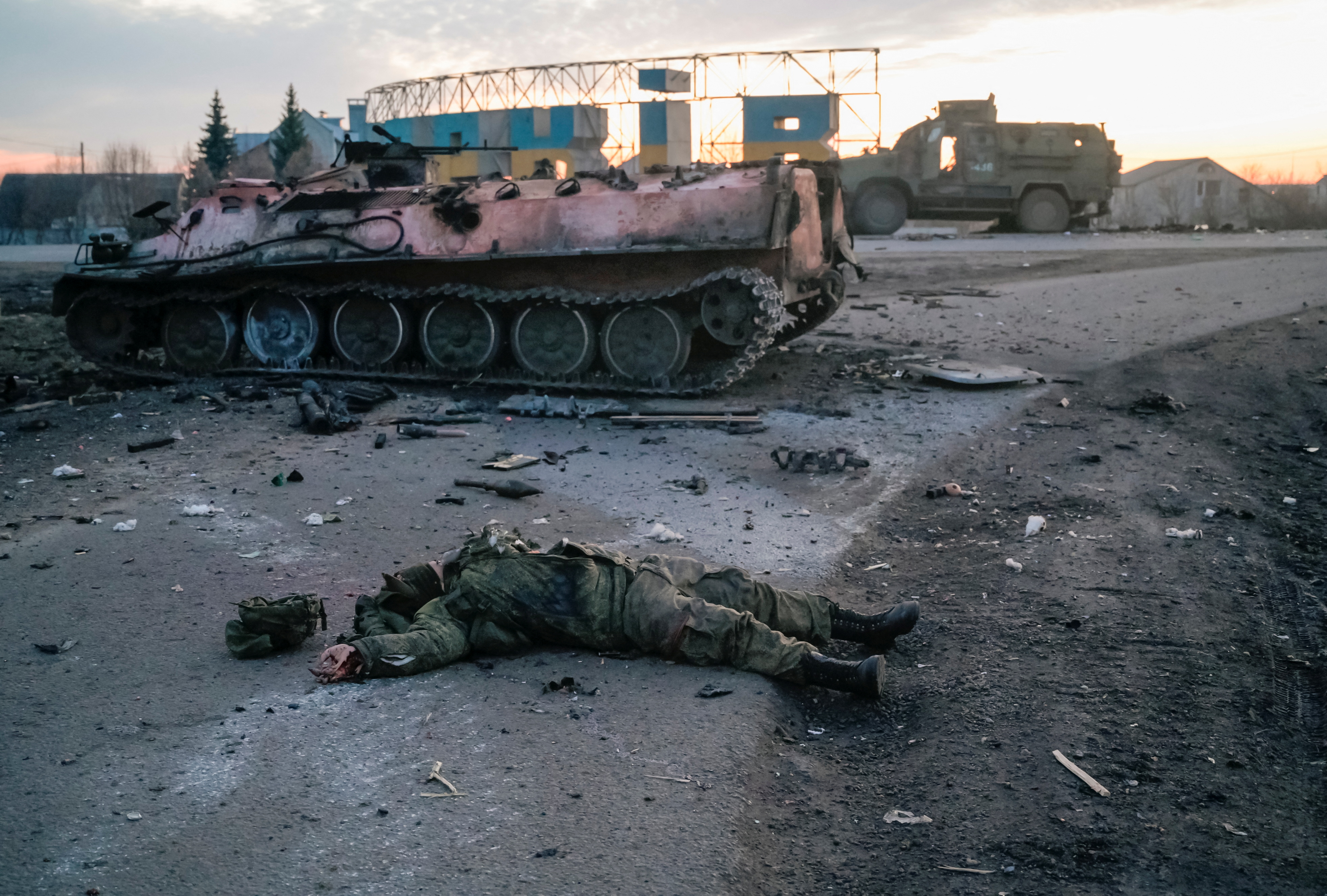 El cuerpo de un soldado sin insignia que los ucranianos dicen que es ruso (REUTERS/Maksim Levin)