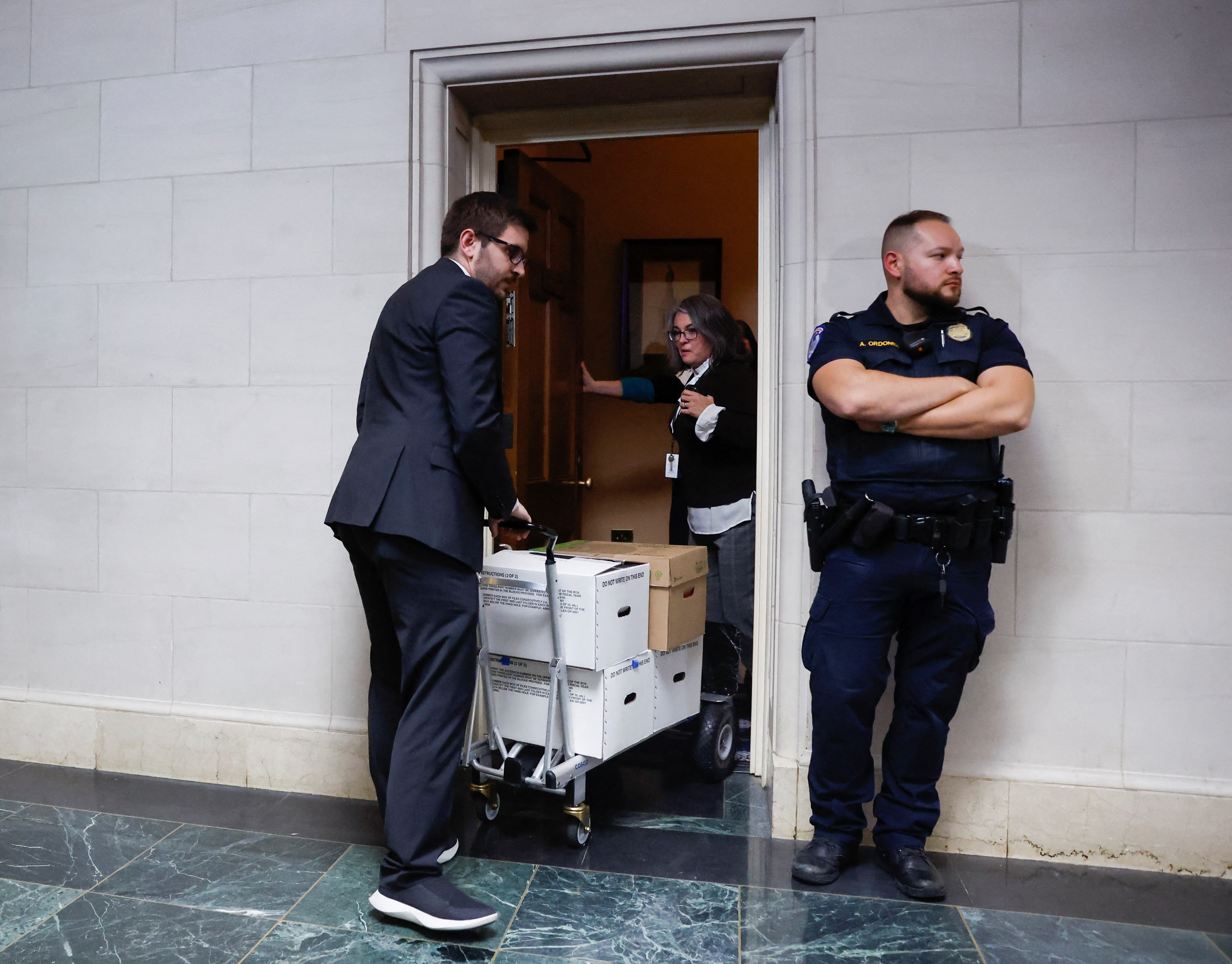 Solo un pequeño grupo de legisladores han visto las declaraciones fiscales que fueron objeto de leyes de privacidad. (REUTERS/Jonathan Ernst)
