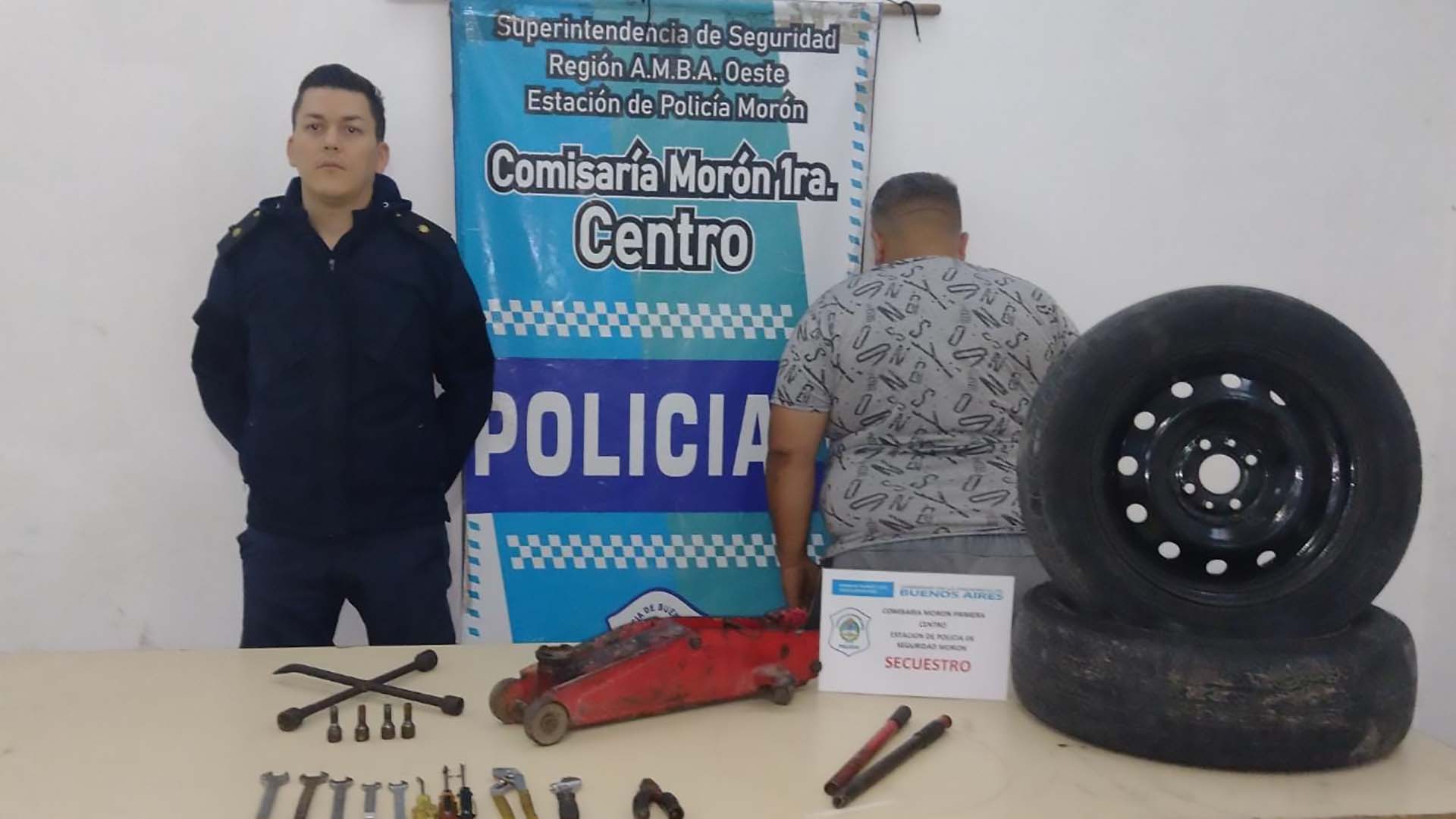 R.C.C., de 42 años, fue detenido luego de sustraer neumáticos de un vehículo en el municipio de Morón. 