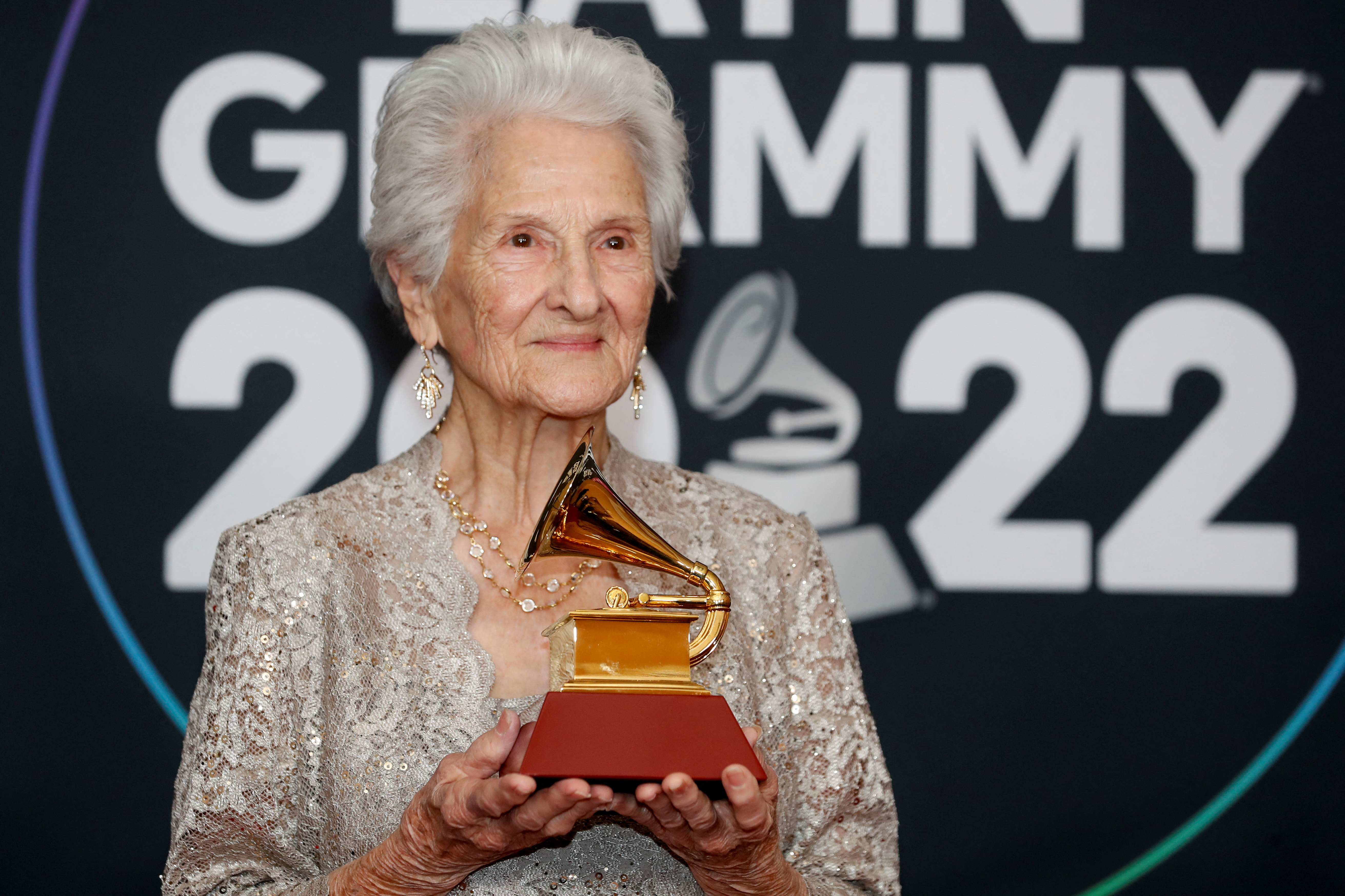 Tiene 95 años y ganó un Latin Grammy: la emotiva premiación de Ángela Álvarez