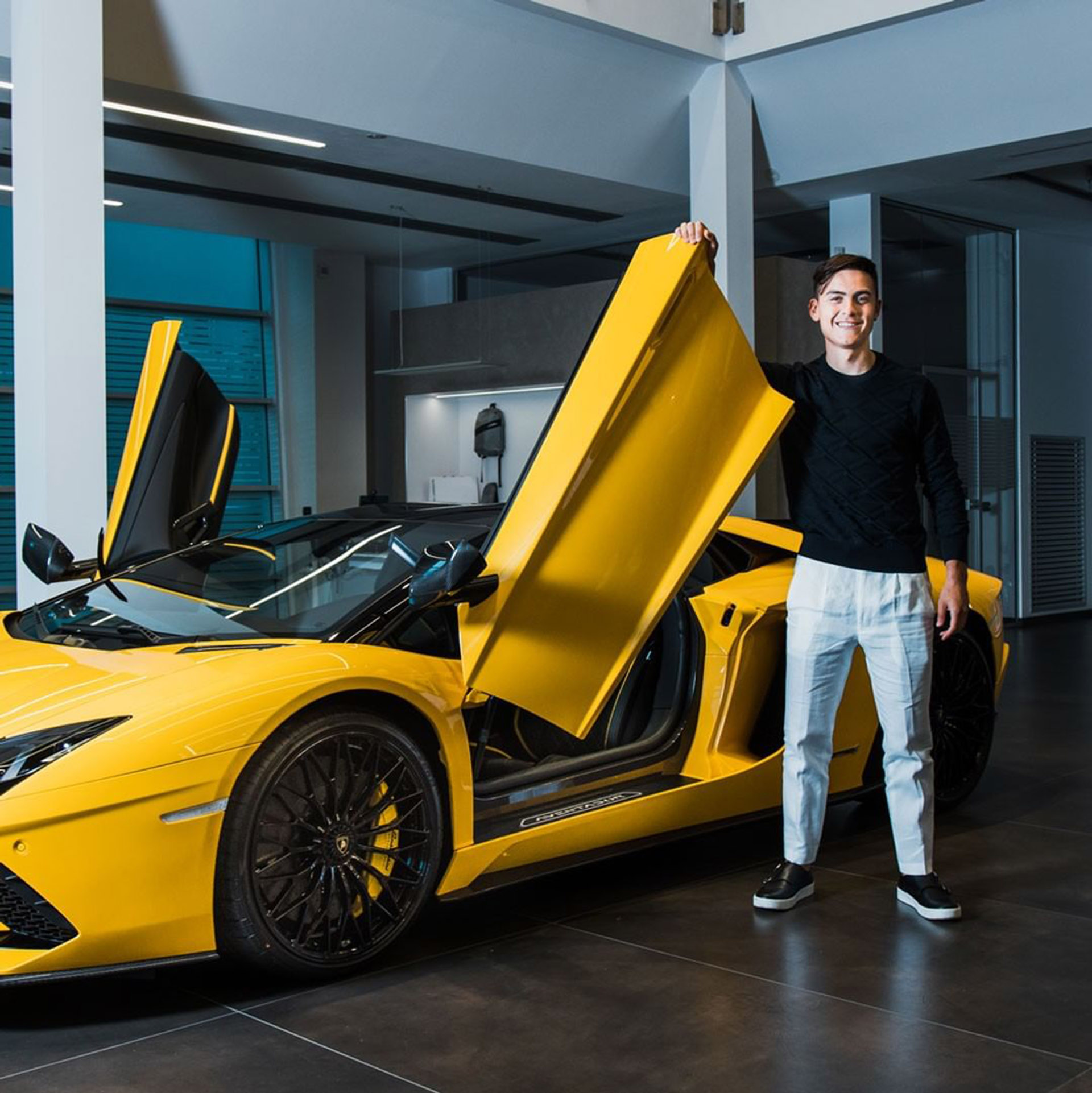 Llega a 350 km/h y cuesta más de medio millón de dólares: el Lamborghini  que compró Dybala por marcar 100 goles en la Juventus - Infobae