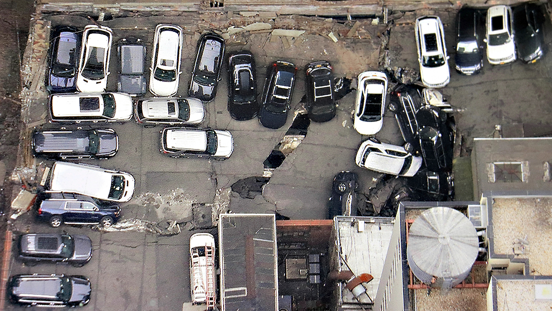 El solapso del estacionamiento de un centro comercial en Manhattan podría haber sucedido por el mayor peso que debe soportar la estructura. En Sao Paulo sucedió algo similar