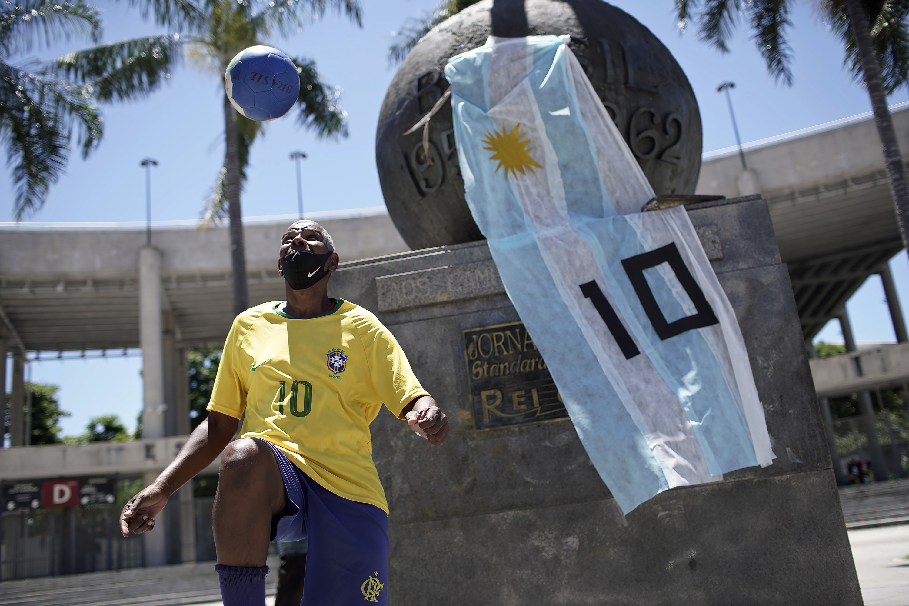 La camiseta verde y negra de Maradona que explotó en Mataderos y vecinos de  La Matanza