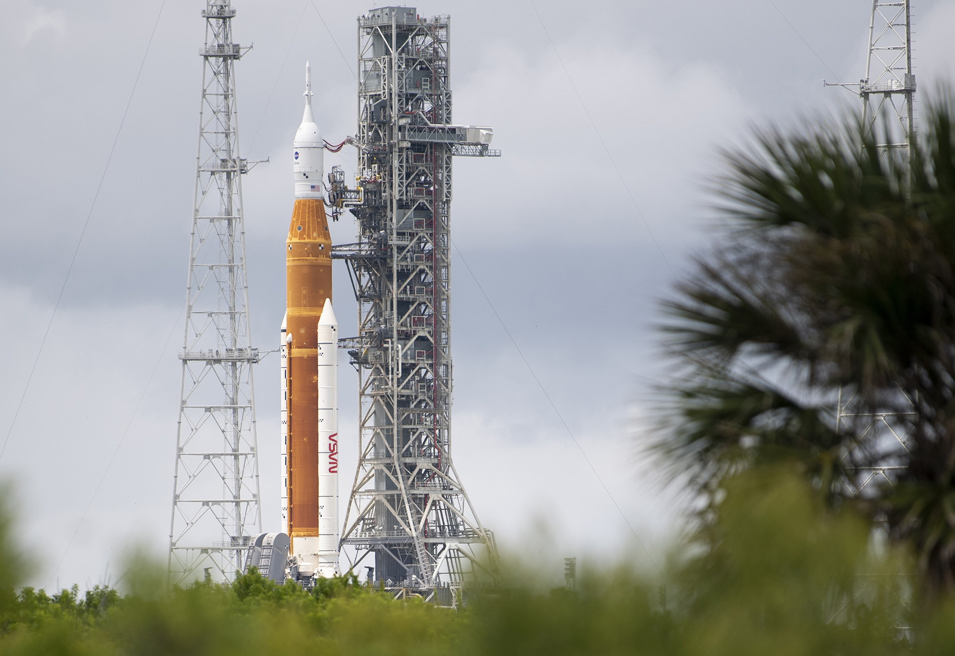 El vuelo de prueba se realizará con cohete de 98 metros con una cápsula llamada Orión, que se encuentra en la parte superior con el objetivo de garantizar que se pueda transportar astronautas de manera segura en el futuro