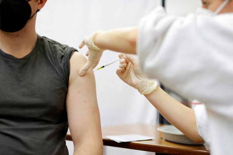 FOTO DE ARCHIVO: Un médico administra una dosis de refuerzo de la vacuna Moderna contra el COVID-19, Spikevax, en un centro de vacunación en Berlín, Alemania, 1 de enero de 2022. REUTERS/Michele Tantussi
