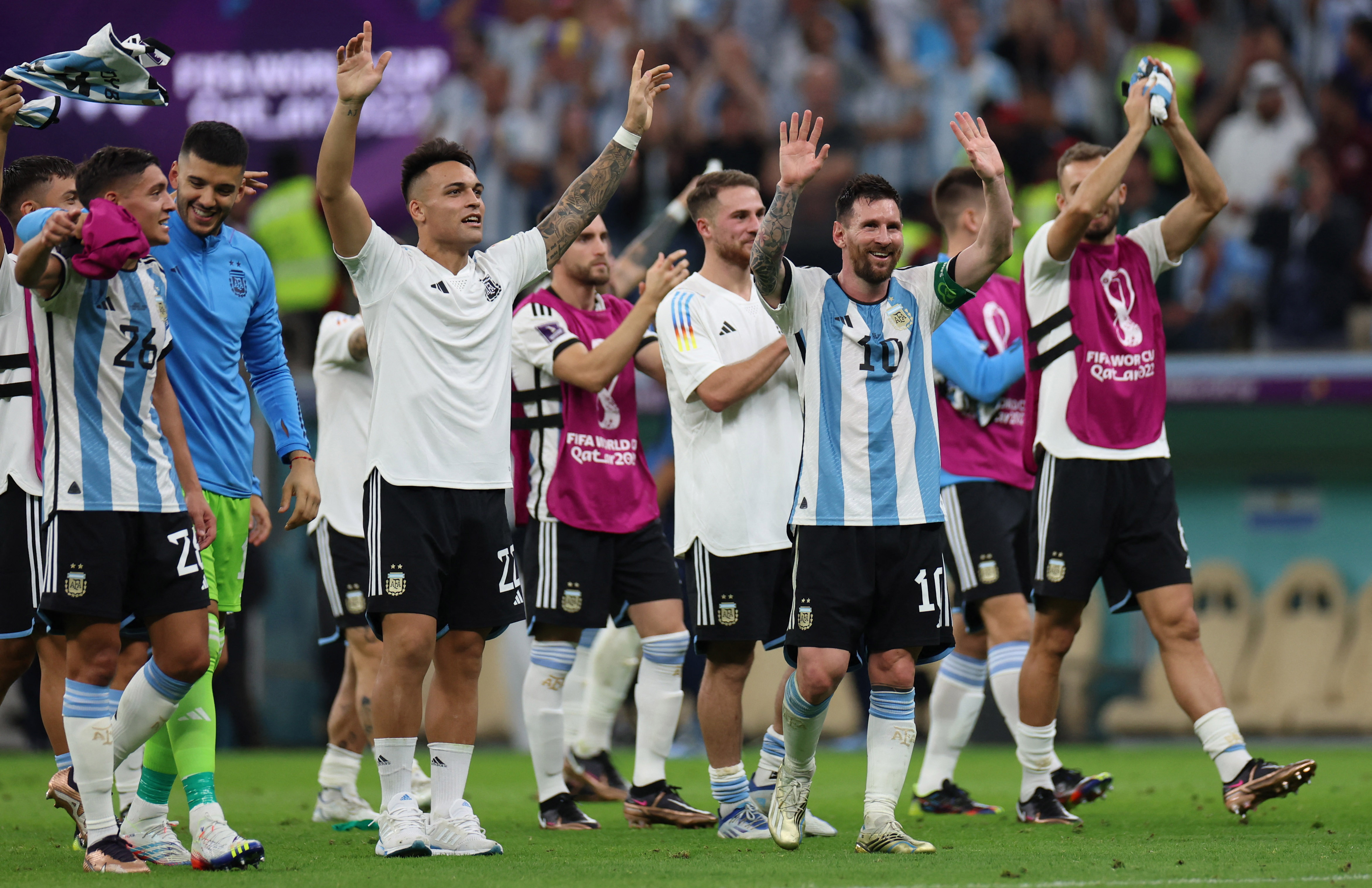 Los jugadores argentinos celebrando el anhelado triunfo (Reuters/Pedro Nunes)