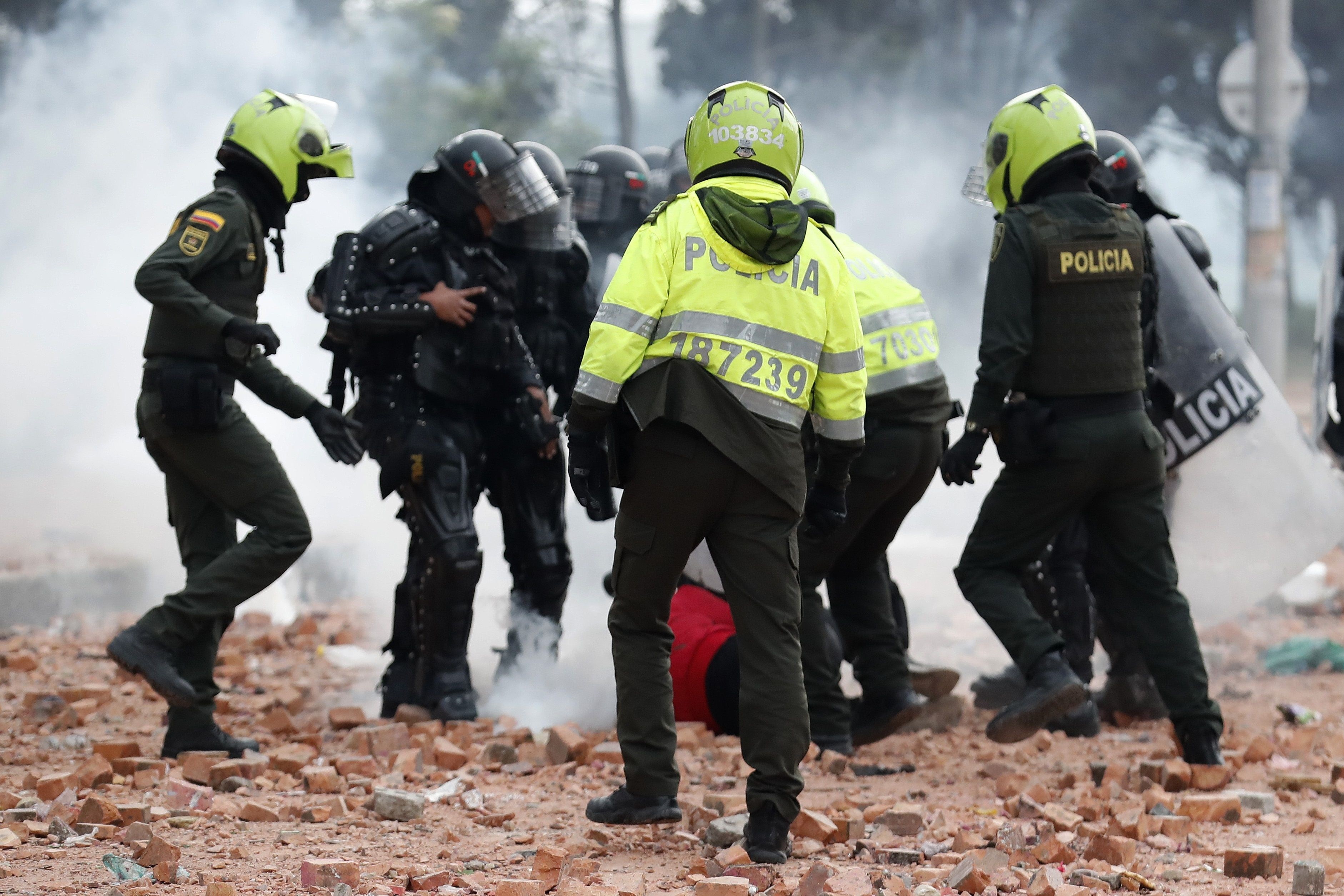 Miembros del Escuadrón Móvil Antidisturbios (ESMAD) retienen a un manifestante durante una jornada de protestas hoy, en Madrid, municipio cercano de Bogotá (Colombia). EFE/Mauricio Dueñas Castañeda
