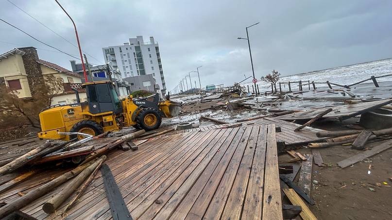 El fuerte temporal en Monte Hermoso dej&oacute; playas destruidas, inundaciones y advierten los efectos para la temporada