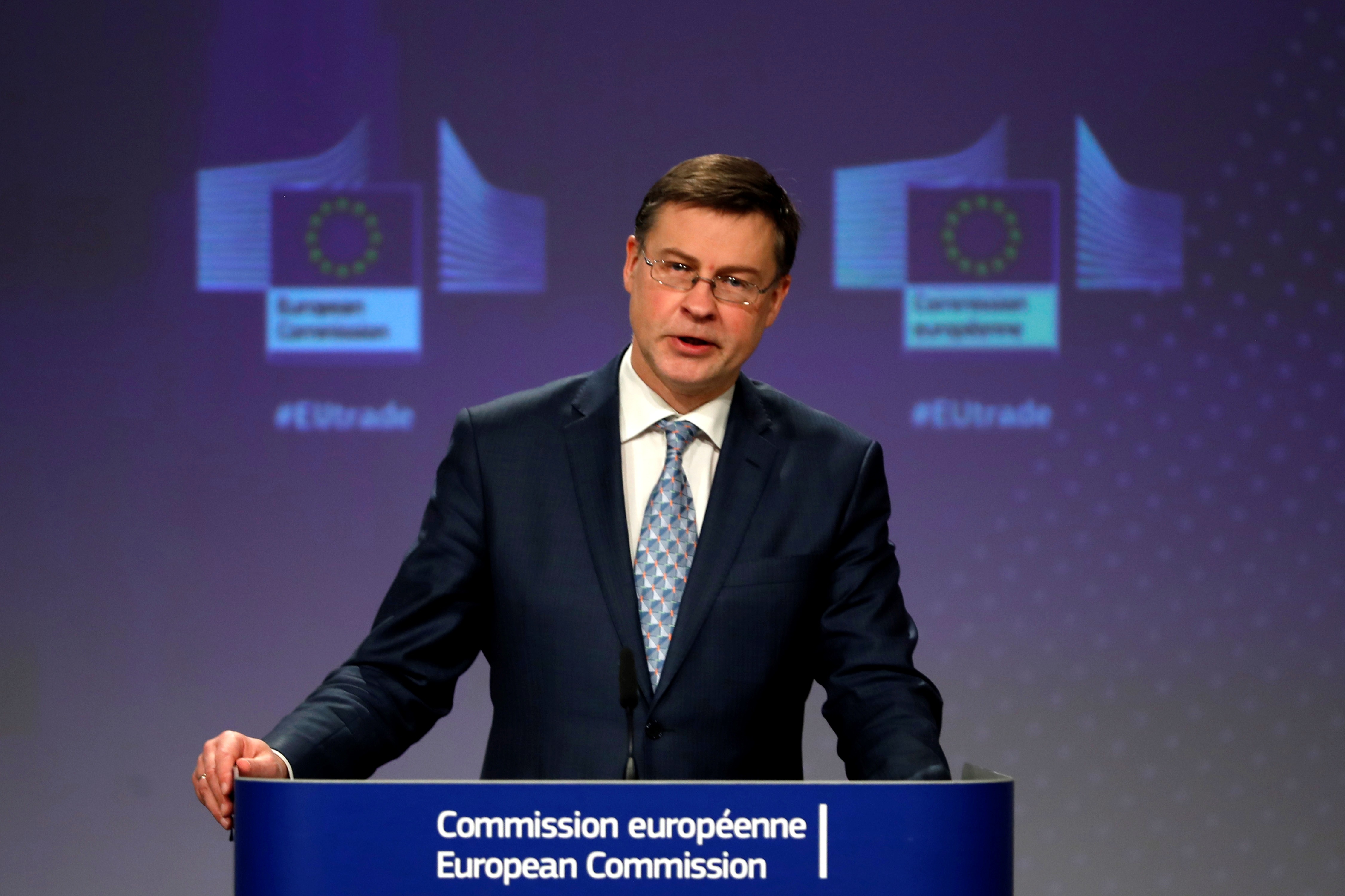 El vicepresidente de la Comisión Europea (CE) y responsable de Comercio, Valdis Dombrovskis, afirmó que la Unión Europea (UE) sigue comprometida en trabajar para ratificar el acuerdo comercial (EFE/EPA/Francisco Seco)
