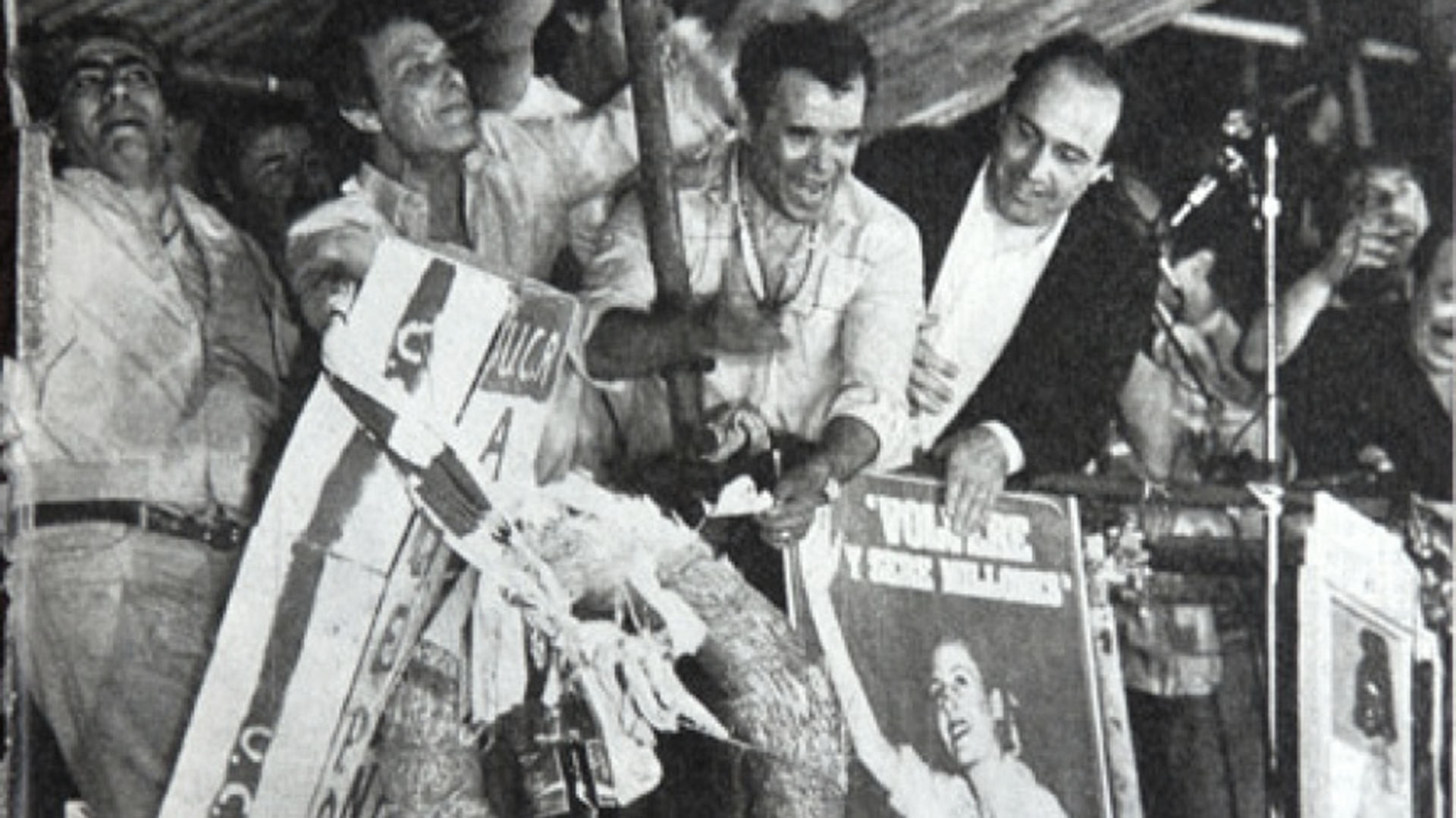 Imbelloni, Herminio Iglesias y Spadone en la quema del cajón en el acto de cierre peronista de Lúder en la 9 de Julio