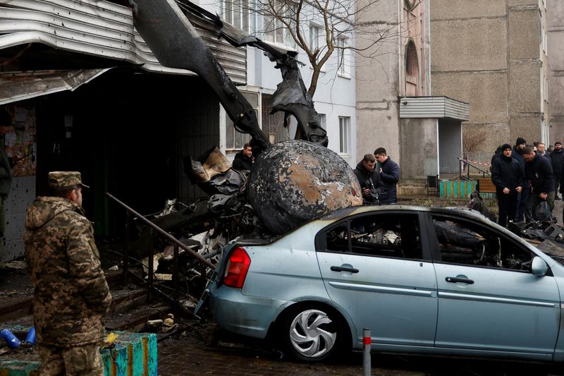 Una vista muestra el lugar donde un helicóptero cae sobre edificios de infraestructura civil, en medio del ataque de Rusia a Ucrania, en la ciudad de Brovary, en las afueras de Kiev, Ucrania