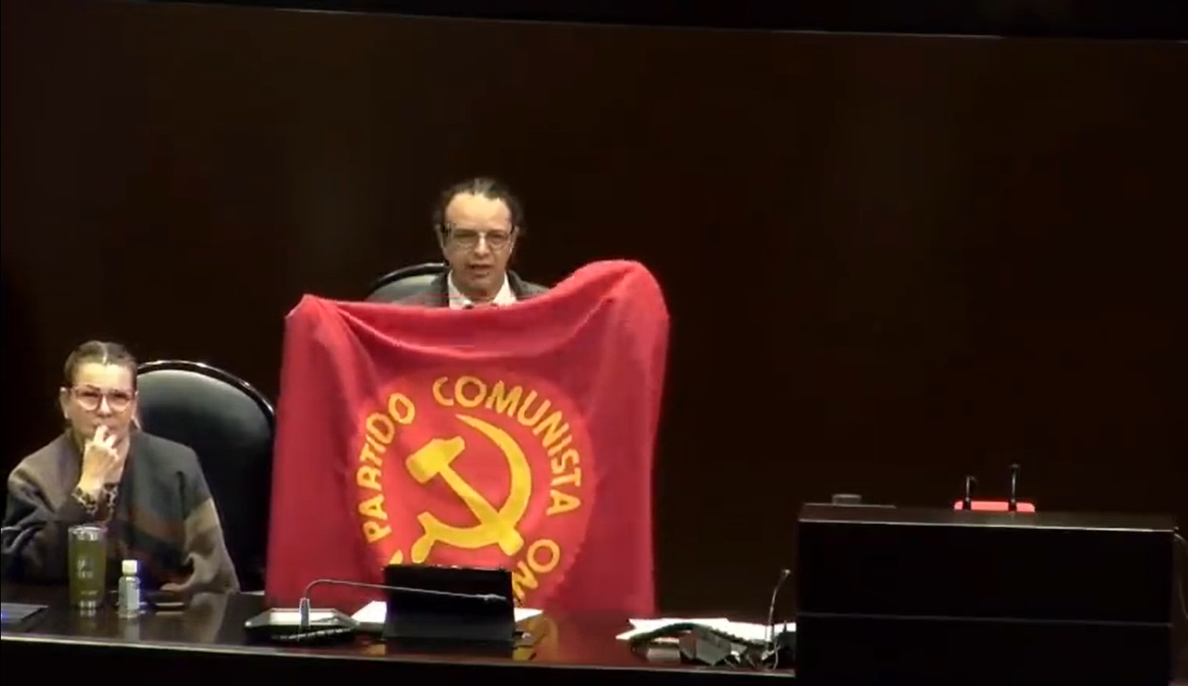 Tundieron en redes sociales a un diputado de Morena que ondeó la bandera  del Partido Comunista Mexicano en la tribuna - Infobae
