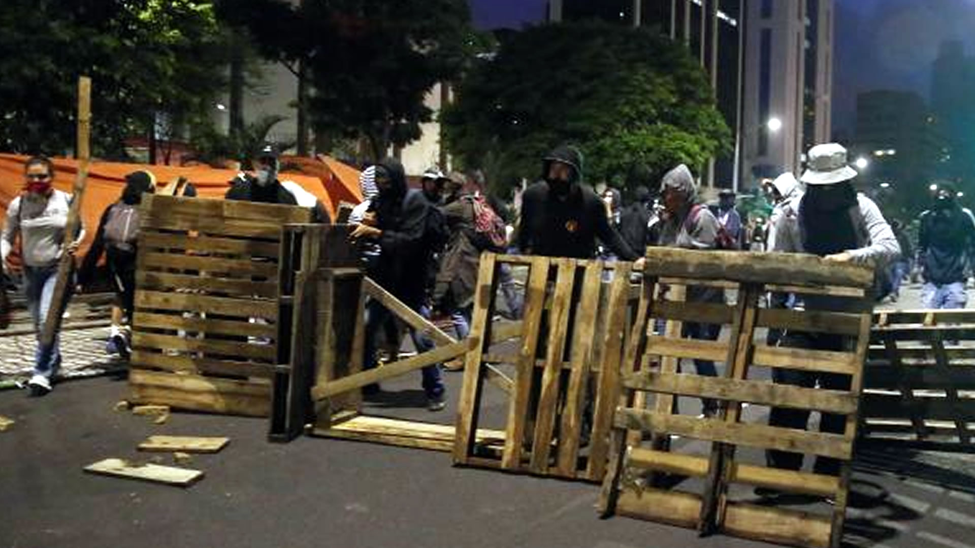 Intercambio de bombas lacrimógenas y piedras en las protestas de Colombia el martes por la noche (EFE)