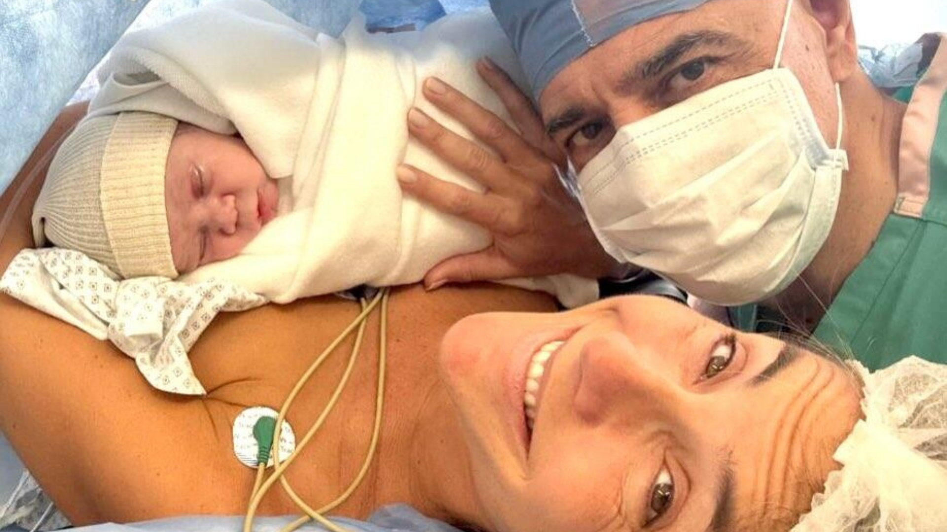 El saludo de Javier Milei al beb&eacute; de Jorge Macri y Mar&iacute;a Bel&eacute;n Ludue&ntilde;a durante el Tedeum por el D&iacute;a de la Independencia