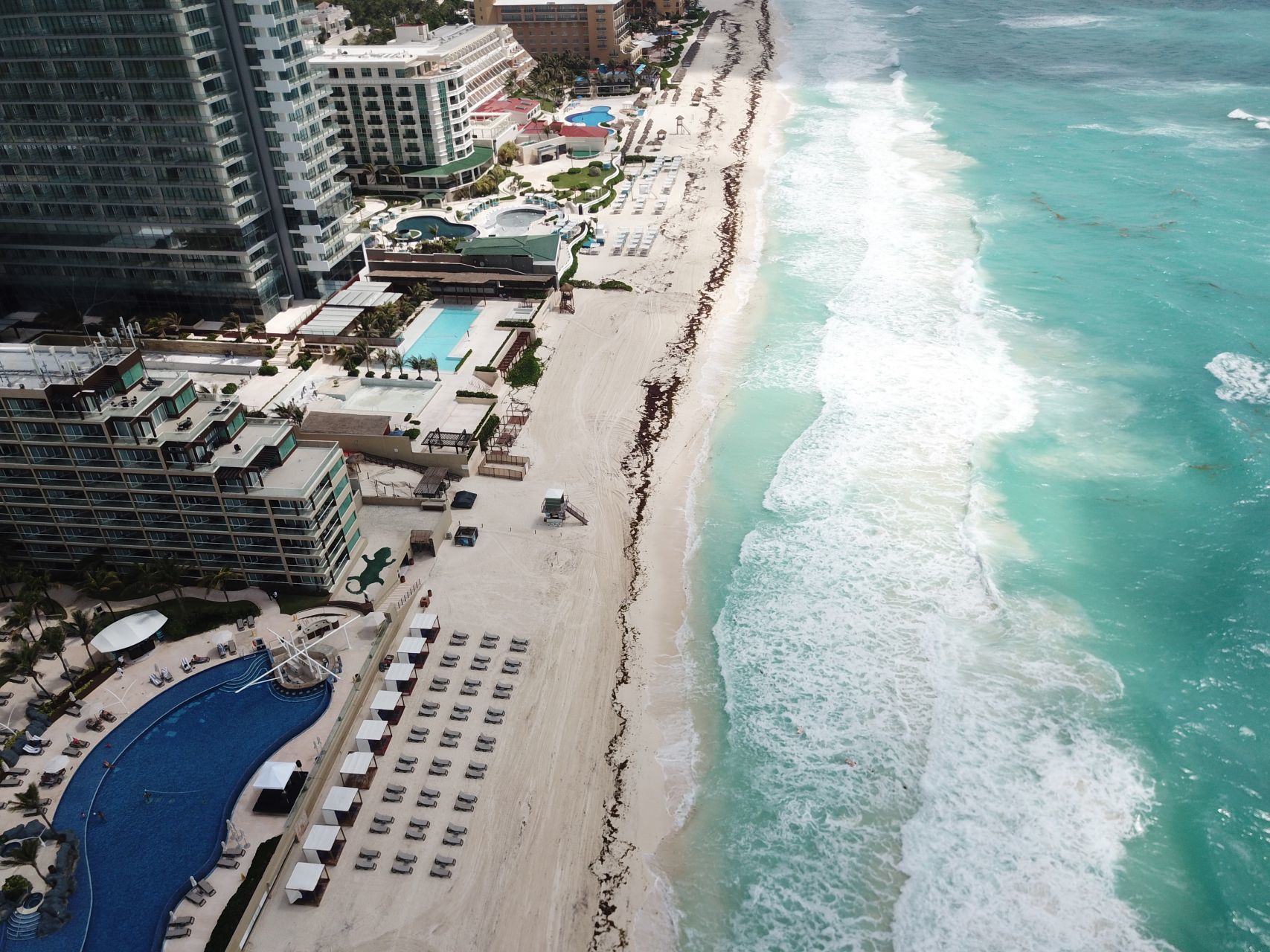Tras la irrupción del COVID-19, Cancún suspendió en abril toda su actividad turística. El 8 de junio reabrió bajo estrictas medidas de seguridad, con una tasa de ocupación turística del 15%. Hoy, ese porcentaje se encuentra en el 60%, y entre junio y noviembre, 2.8 millones de turistas visitaron la entidad (Foto: Elizabeth Ruíz/Cuartoscuro) 

