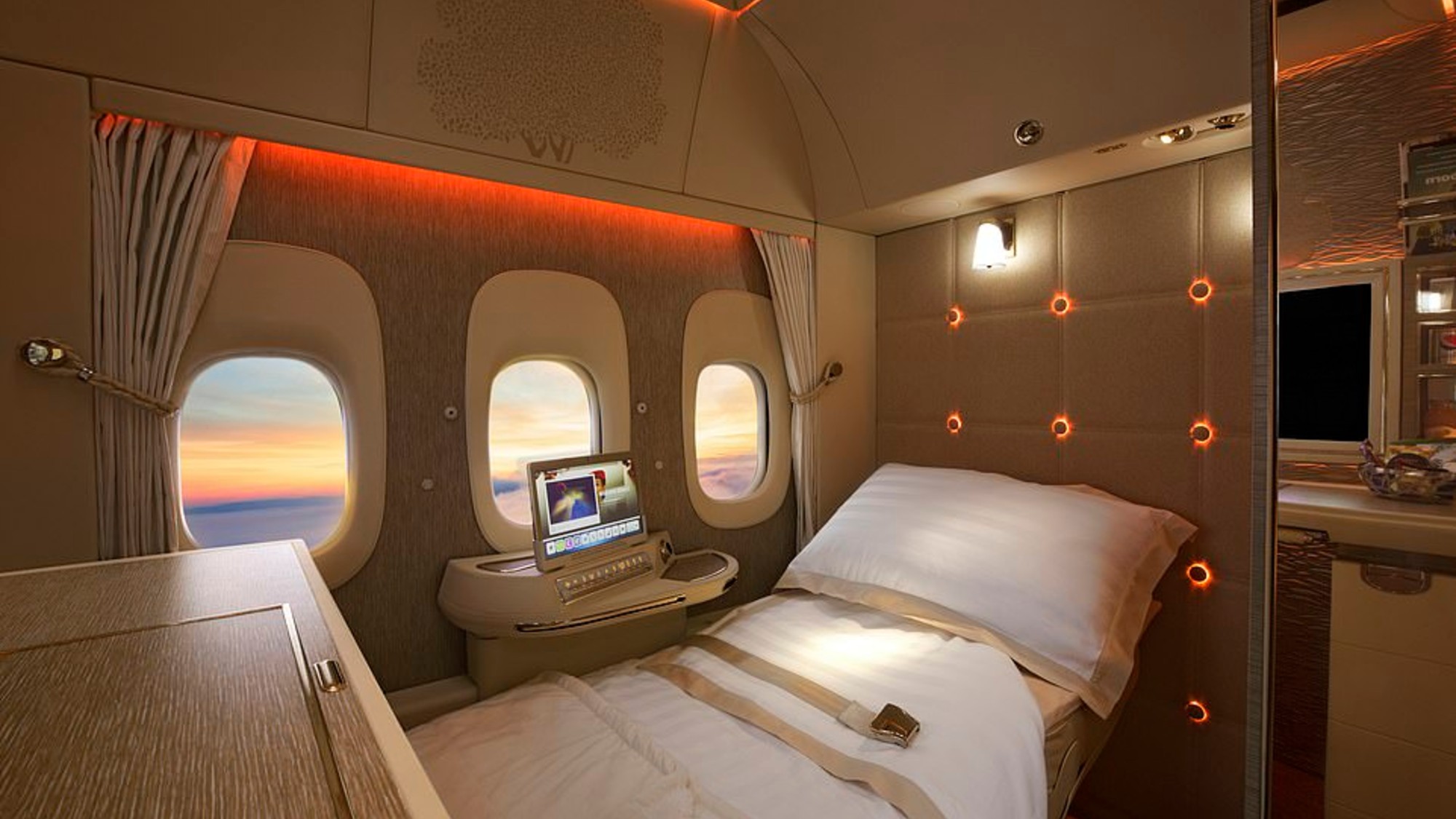 La cabina de la primera clase de Emirates, asiento con sensación de gravedad cero, una puerta que cierra hasta el techo y ventanas de realidad virtual. (Foto: Crystal Cabin Awards)