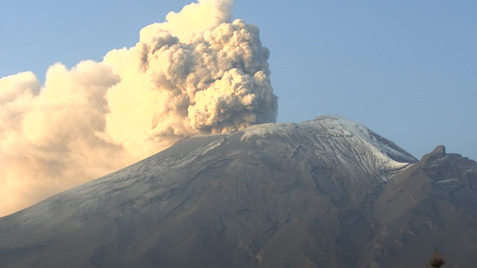 Volcán Popocatépetl hoy 25 de mayo: continúa expulsión de fragmentos incandescentes a corta distancia 