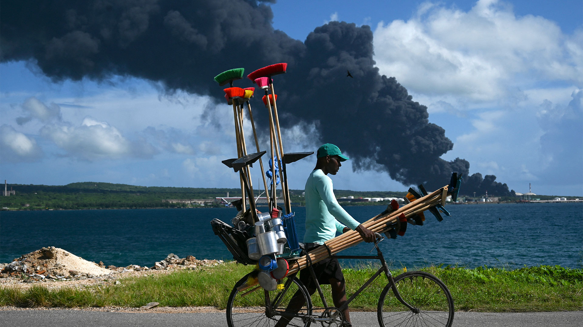 Kebakaran terjadi pada saat pulau itu menghadapi kesulitan pembangkit listrik sejak Mei lalu (YAMIL LAGE / AFP)