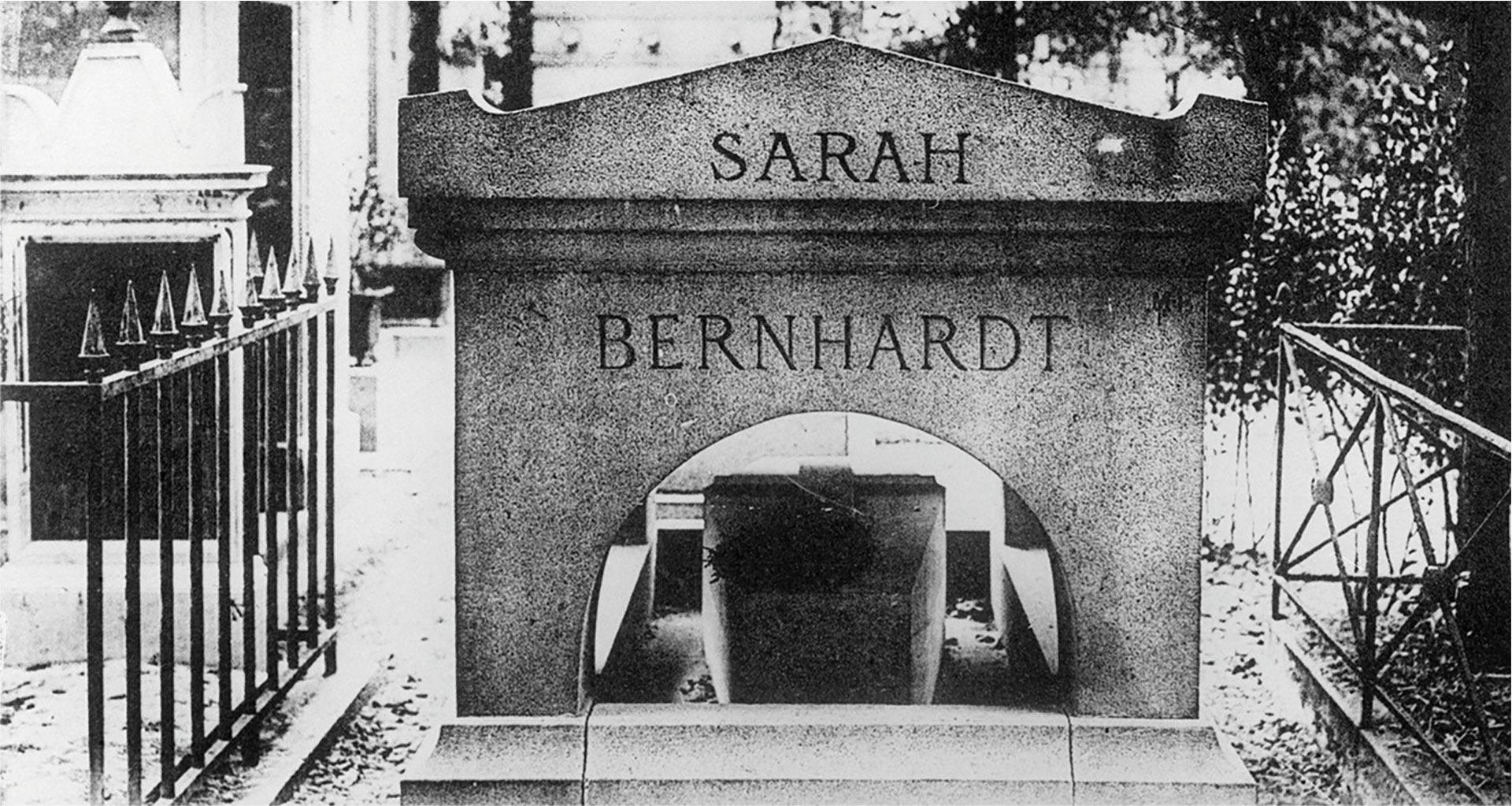 La tumba de la actriz de teatro francesa Sarah Bernhardt en el cementerio de Père Lachaise, el camposanto de los artistas en París. (EFE/Rico de Estasen)