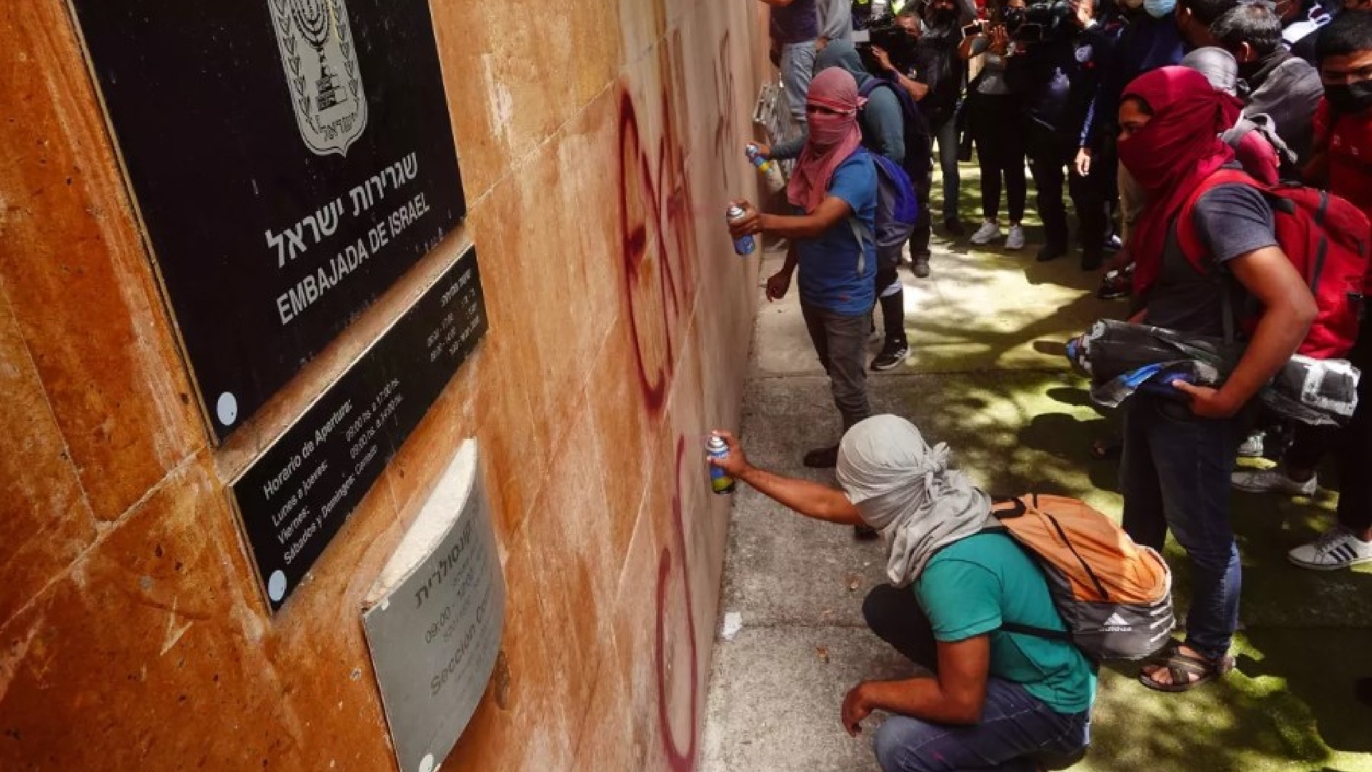 Normalistas de Ayotzinapa protestaron para exigir la extradición de Tomás Zerón (Cuartoscuro)