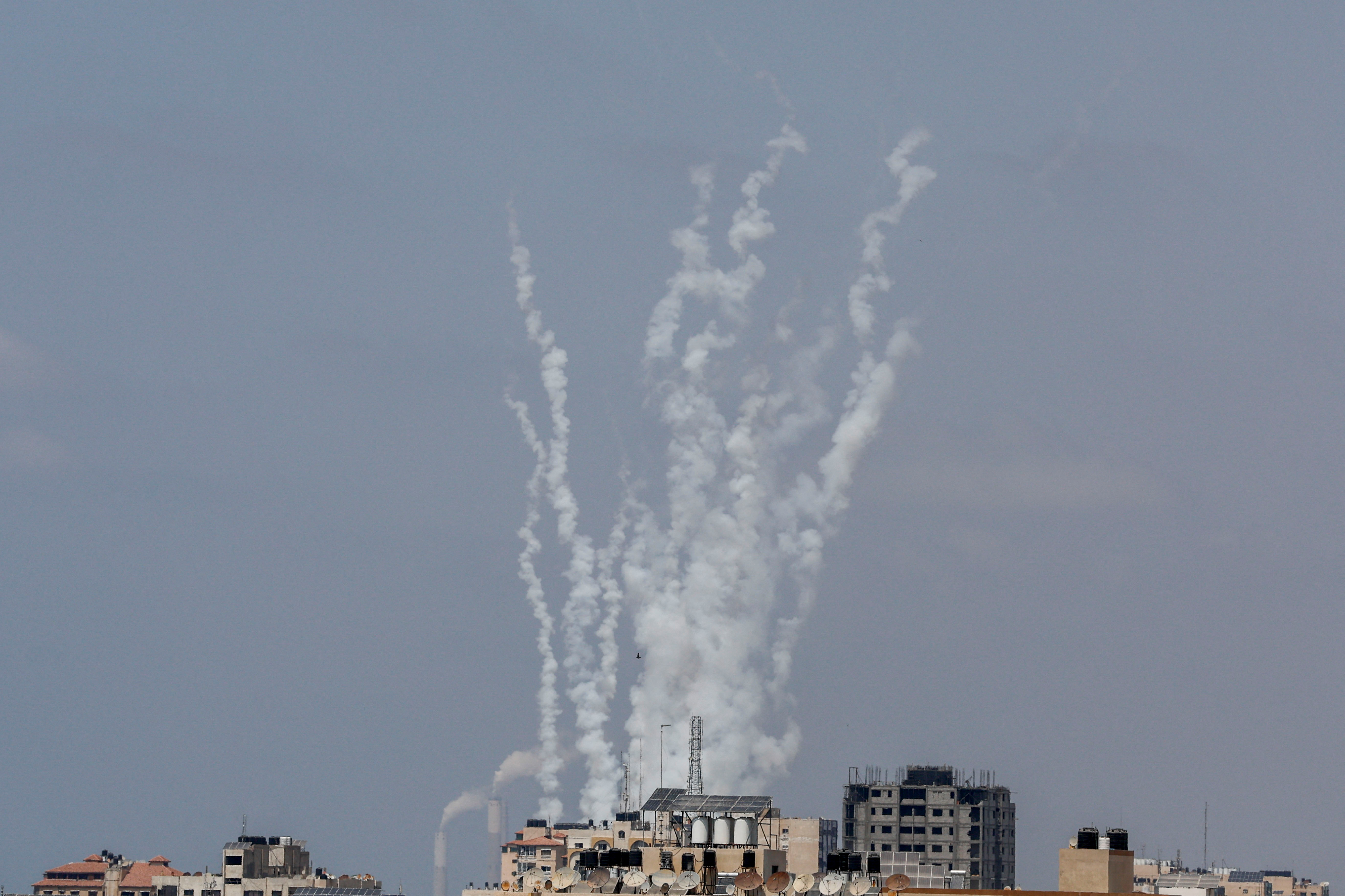 Militantes palestinos lanzan cohetes hacia Israel, en medio de los combates entre Israel y Gaza, en Gaza el 6 de agosto de 2022 (REUTERS/Ibraheem Abu Mustafa)