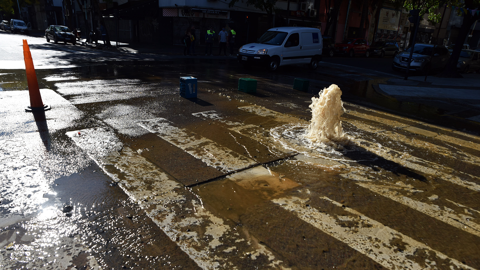 Los vecinos de Palermo alertaron por un caño roto en la esquina de Niceto Vega y Fitz Roy