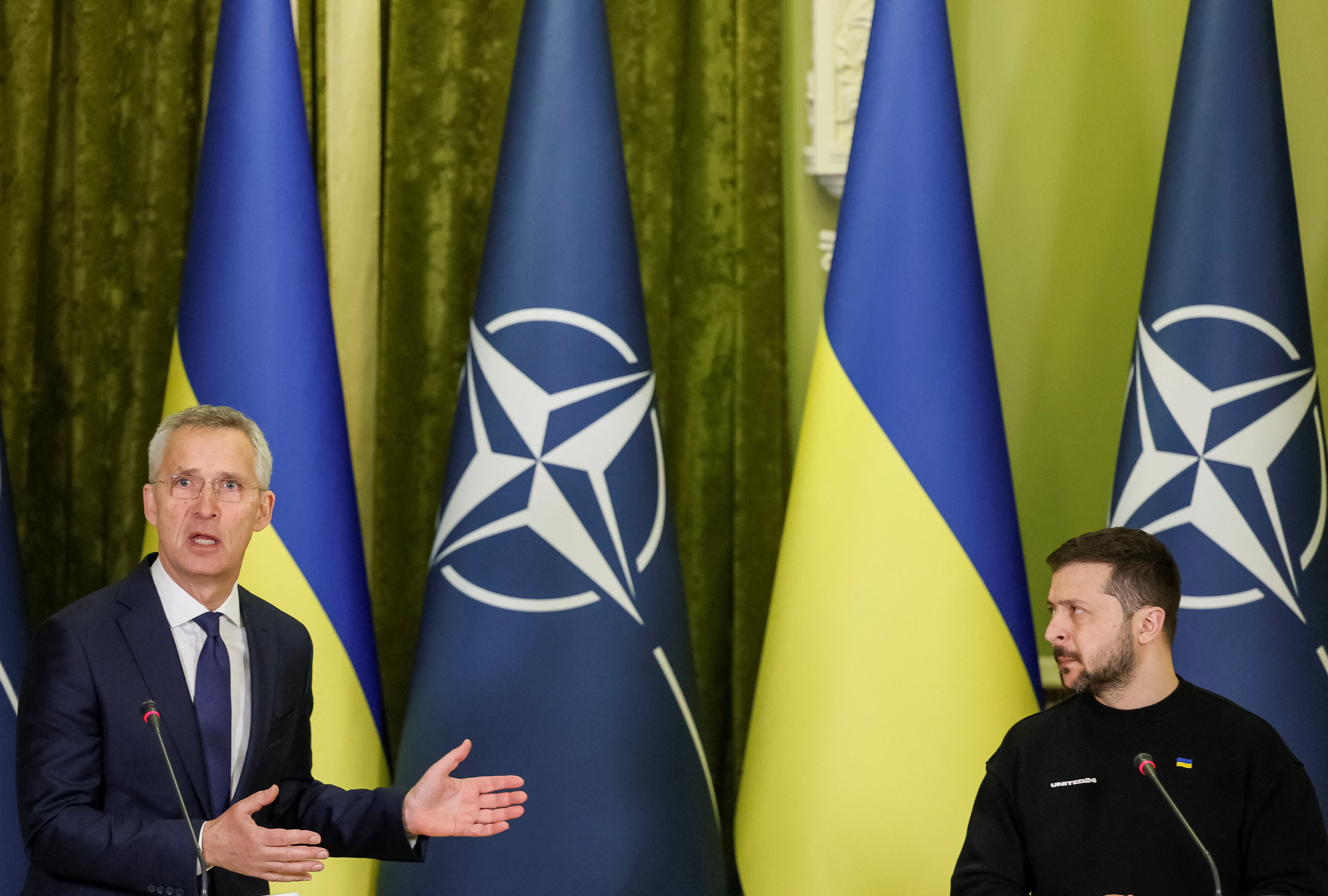 El secretario general de la OTAN, Jens Stoltenberg, y el presidente de Ucrania, Volodymyr Zelenskiy, asisten a una rueda de prensa conjunta, en medio del ataque de Rusia a Ucrania, en Kiev, Ucrania, el 20 de abril de 2023. REUTERS/Alina Yarysh