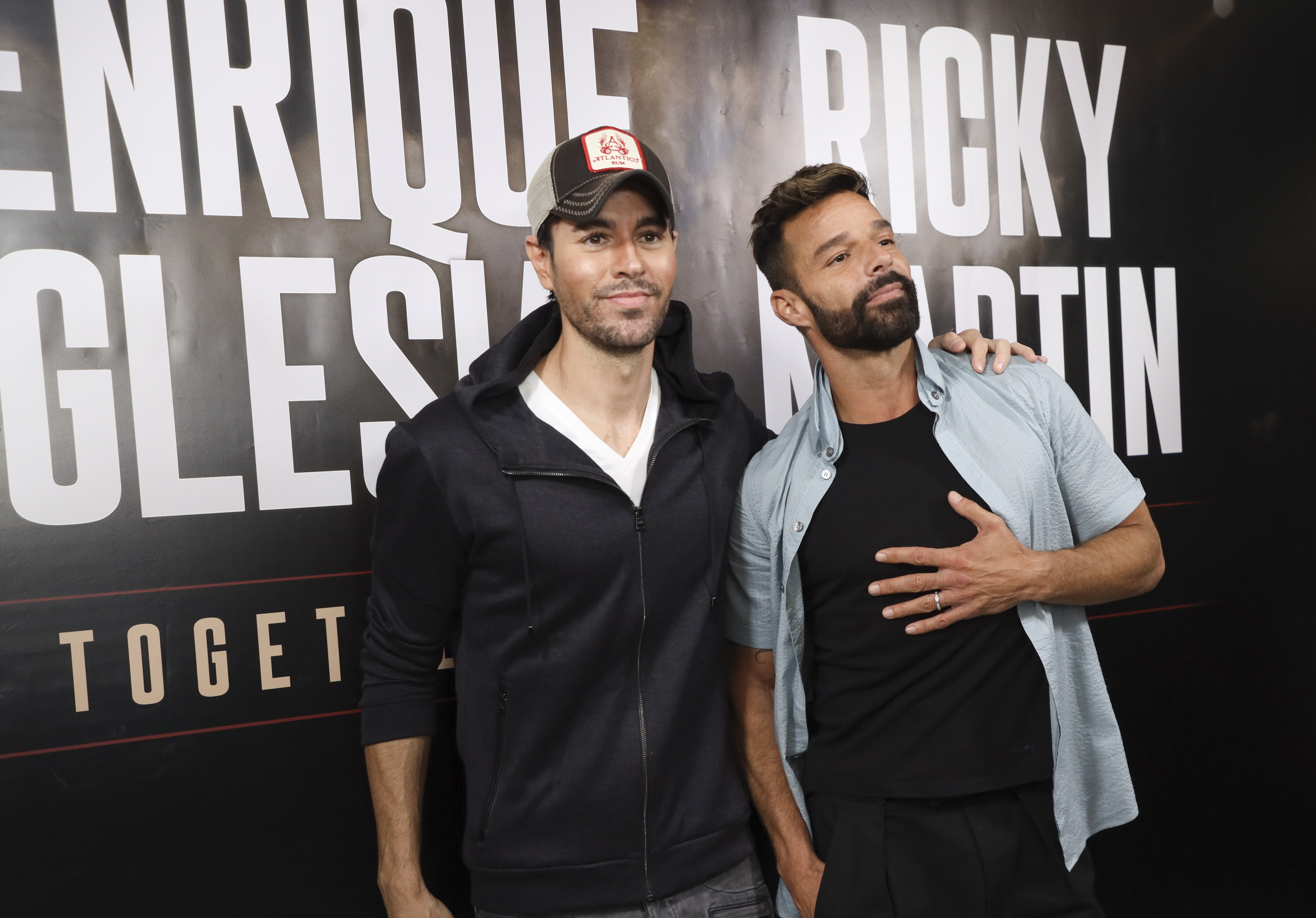 Los cantantes Ricky Martin y Enrique Iglesias. EFE/EPA/EUGENE GARCIA/Archivo
