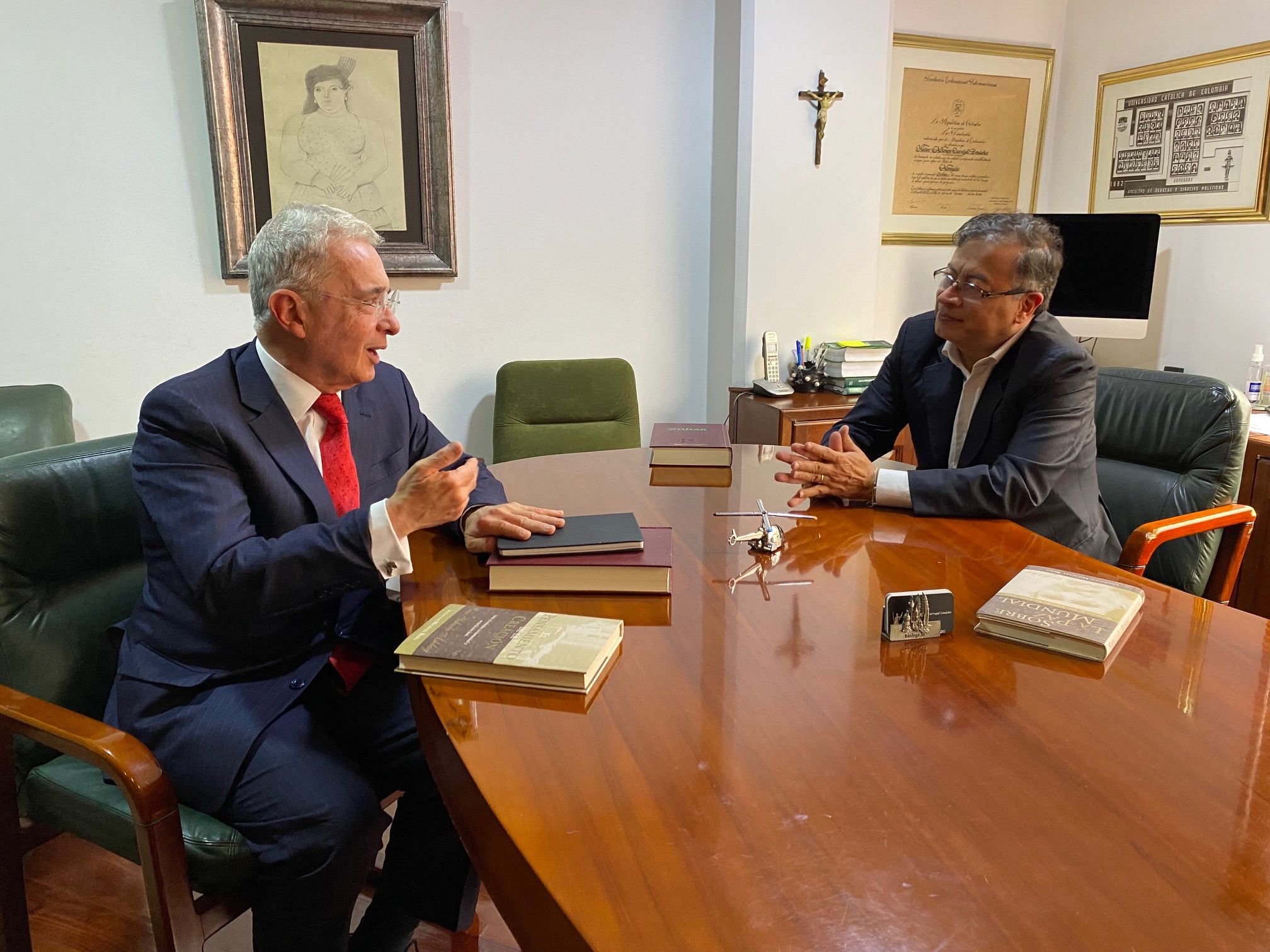 El expresidente  Álvaro Uribe habla con el presidente electo de Colombia, Gustavo Petro.