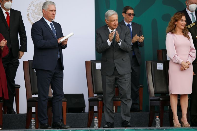 El presidente López Obrador, aplaude al presidente de Cuba, Miguel Díaz-Canel (Foto: Reuters)
