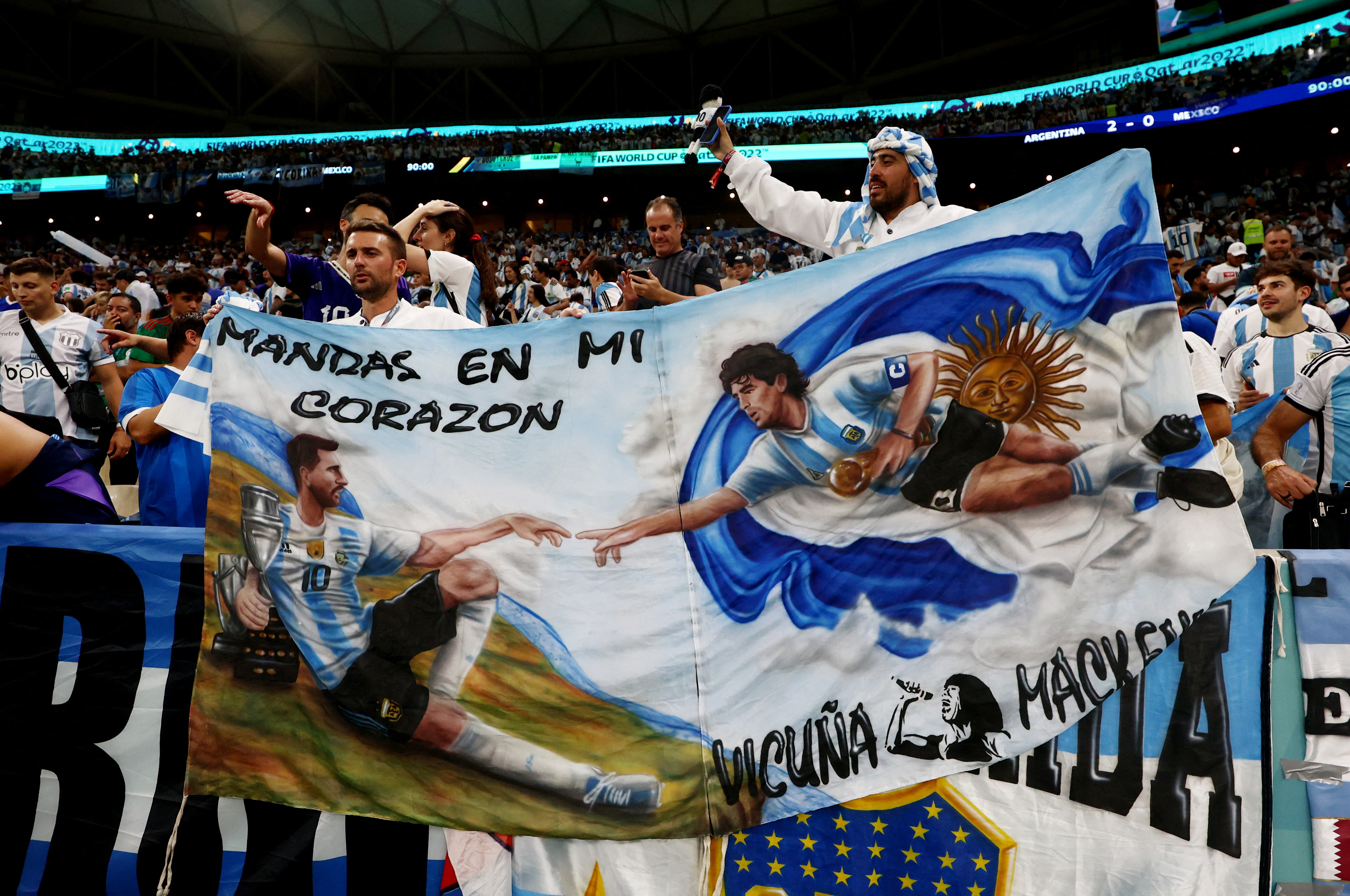 Diego y Leo, unidos por la bandera argentina (REUTERS/Pedro Nunes)