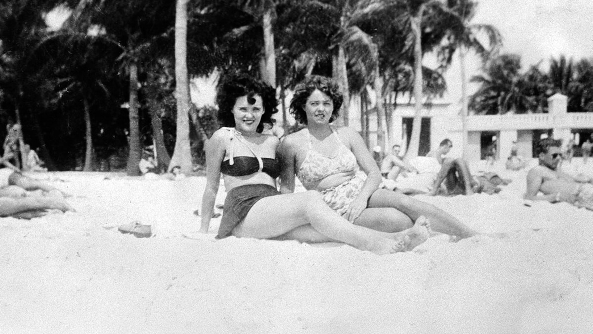 Elizabeth Short (a la izquierda) con su amiga Marge Dyer en un día de playa (AP Photo)