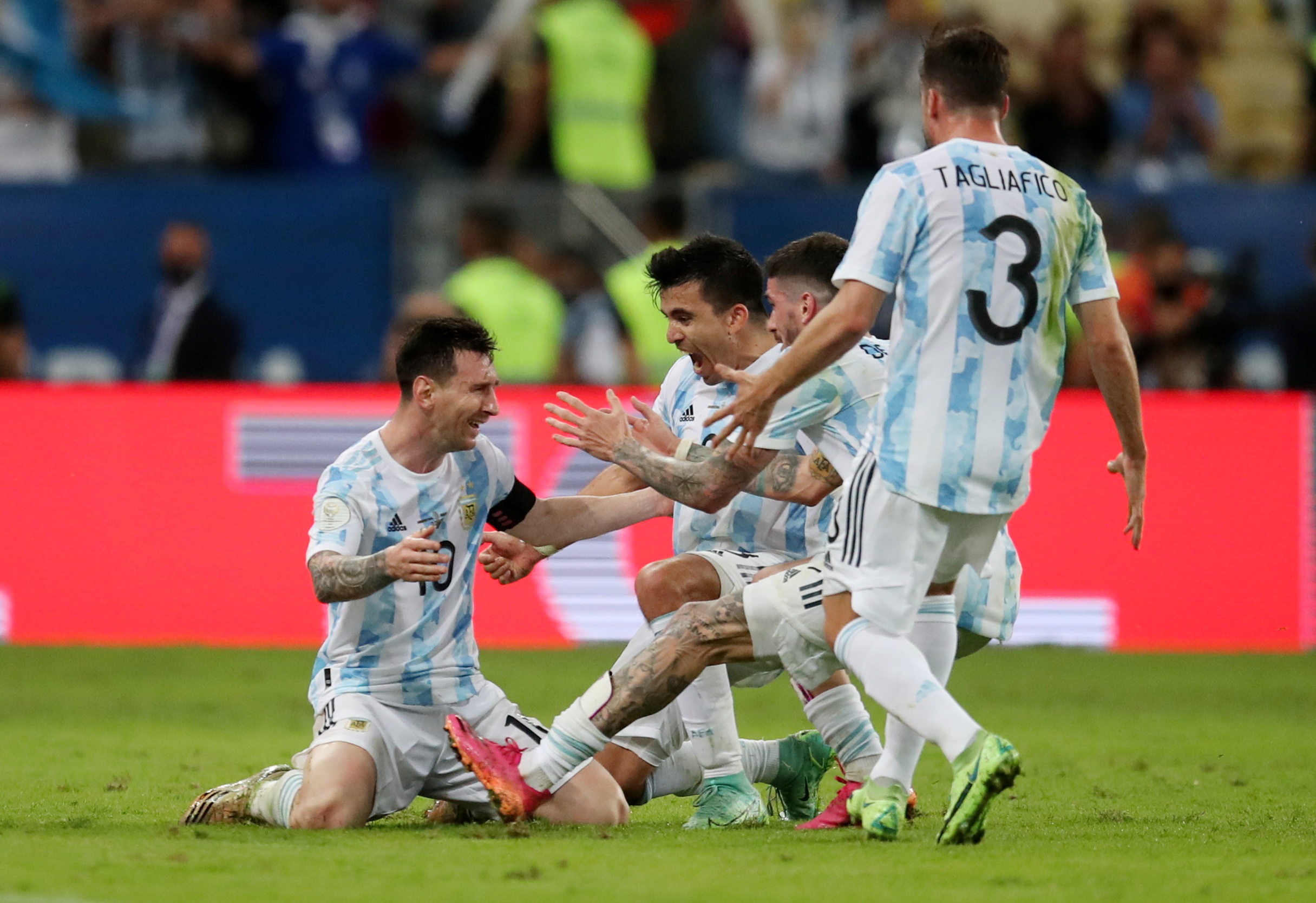 Lionel Messi recibe el abrazo de sus compañeros en el final del partido (REUTERS/Ricardo Moraes)