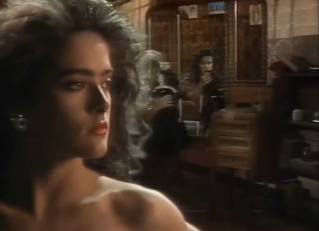 Salma Hayek en el intro de "Teresa" de 1989. (Captura YouTube Televisa)