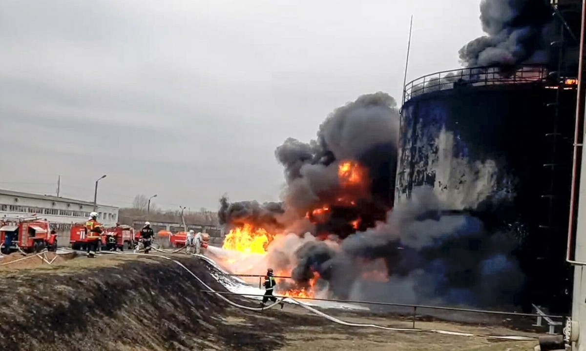Imagen difundida por el ministerio de Emergencias ruso de las consecuencias del ataque de helicópteros ucranianos contra el depósito de combustibles de Belgorod. (Russian Emergency Ministry Press Service via AP)