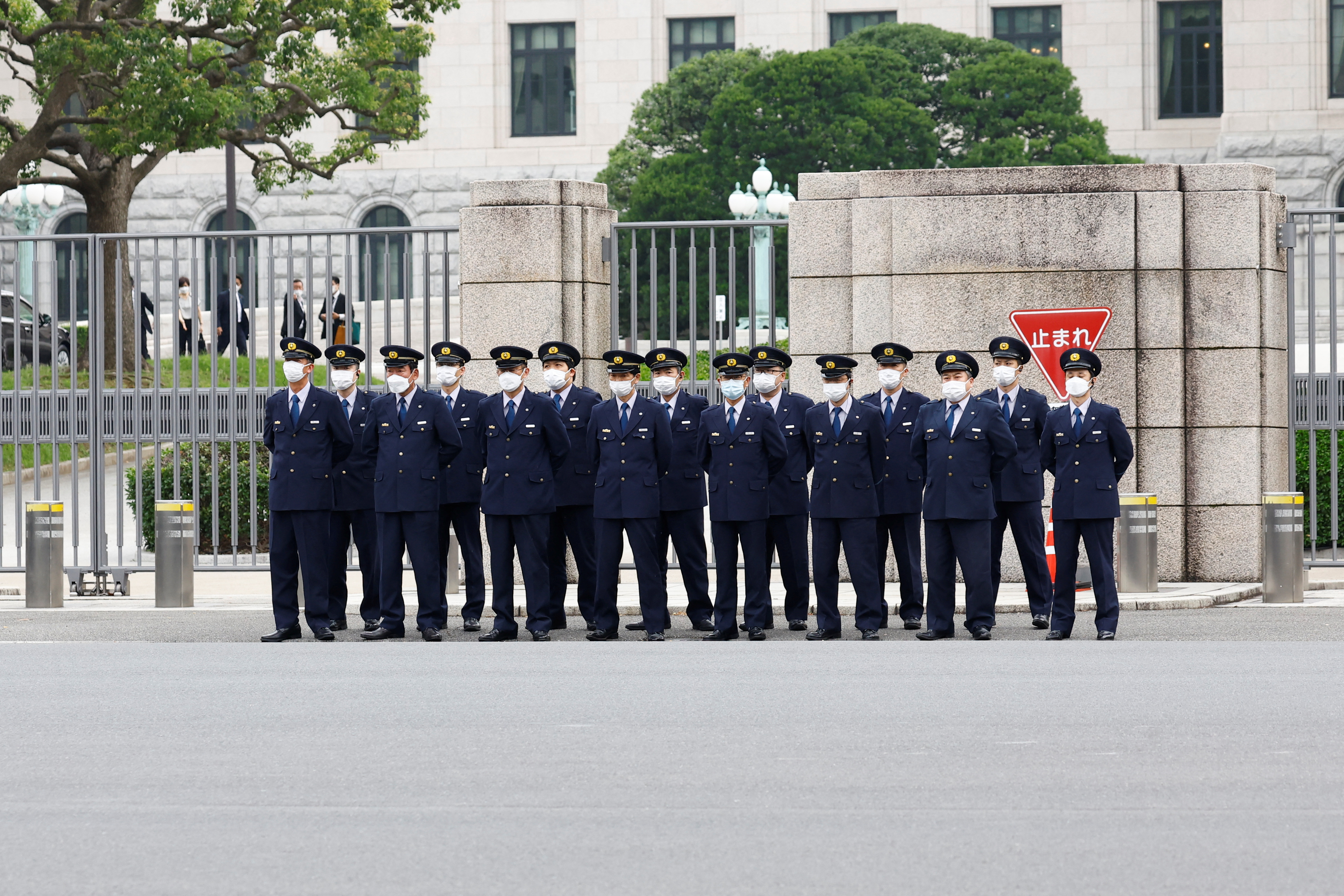 La guardia de Tokio esperando el funeral de Shinzo Abe