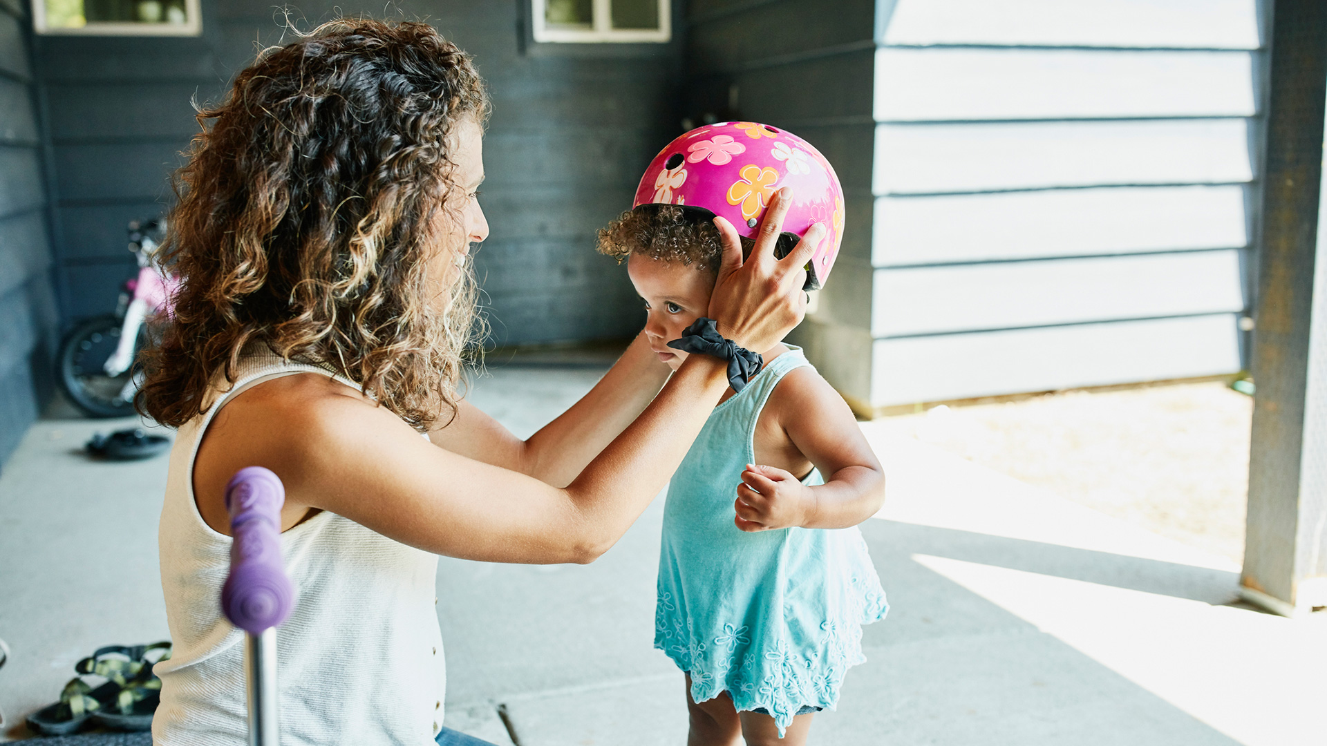 La sociedad espera que las madres trabajen y sean productivas como antes de tener hijos, pero a su vez las "acusa" cuando no llegan a cumplir con el rol de madre abnegada (Getty)