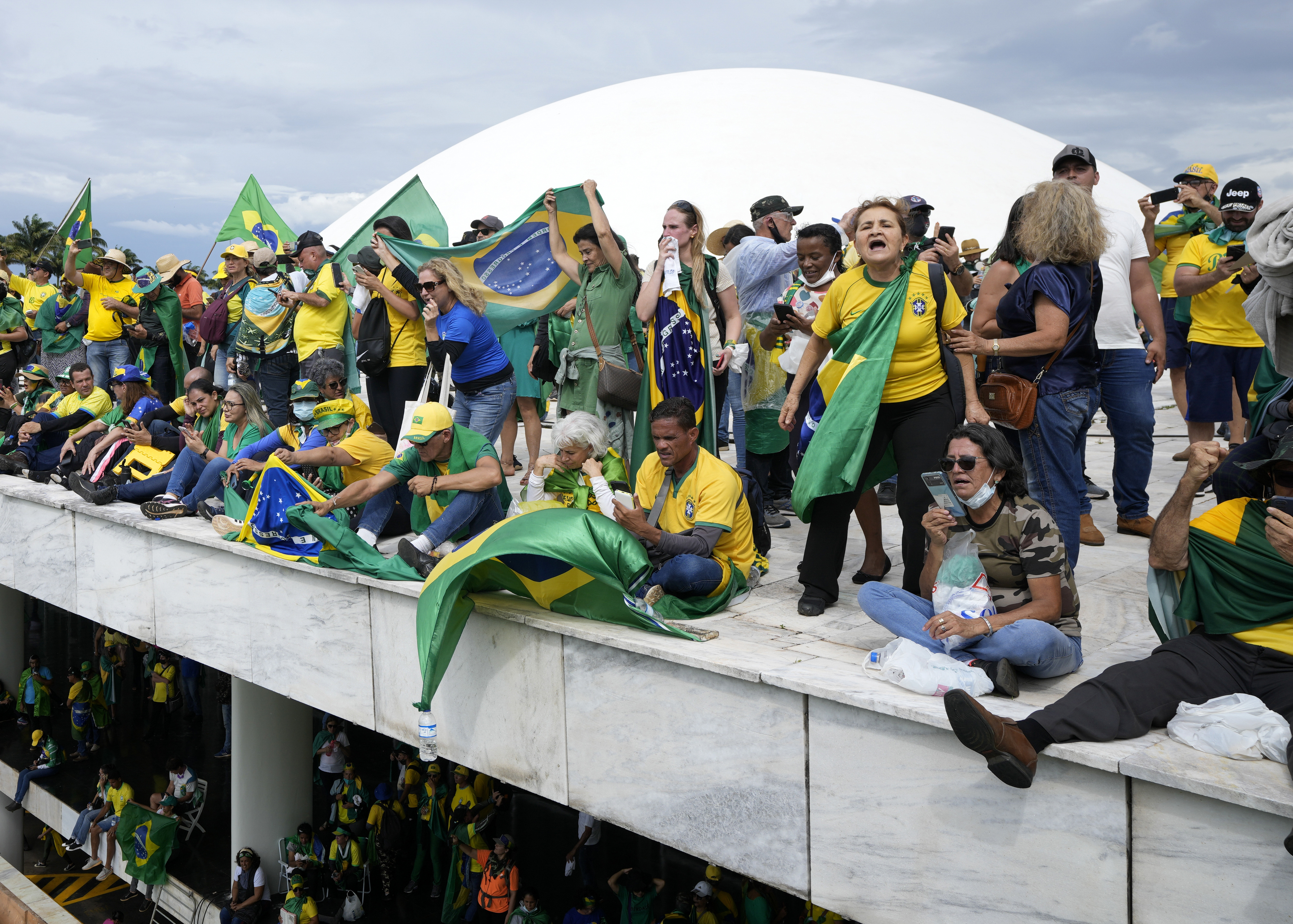 Manifestantes, simpatizantes del expresidente brasileño Jair Bolsonaro, en el techo del edificio del Congreso Nacional después de irrumpir en el recinto, el domingo 8 de enero de 2023, en Brasilia. (AP Foto/Eraldo Peres, Archivo)