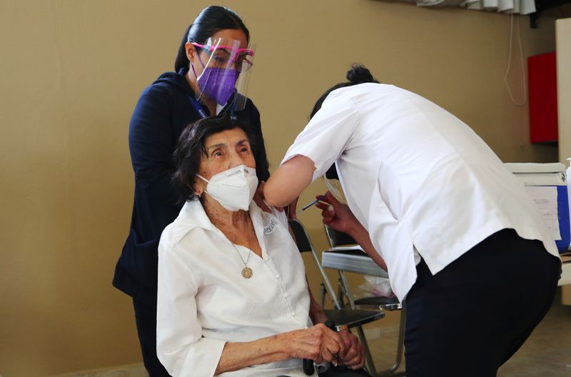 AstraZeneca seguirá en el esquema mexicano de vacunas pese a casos adversos
REUTERS/Henry Romero