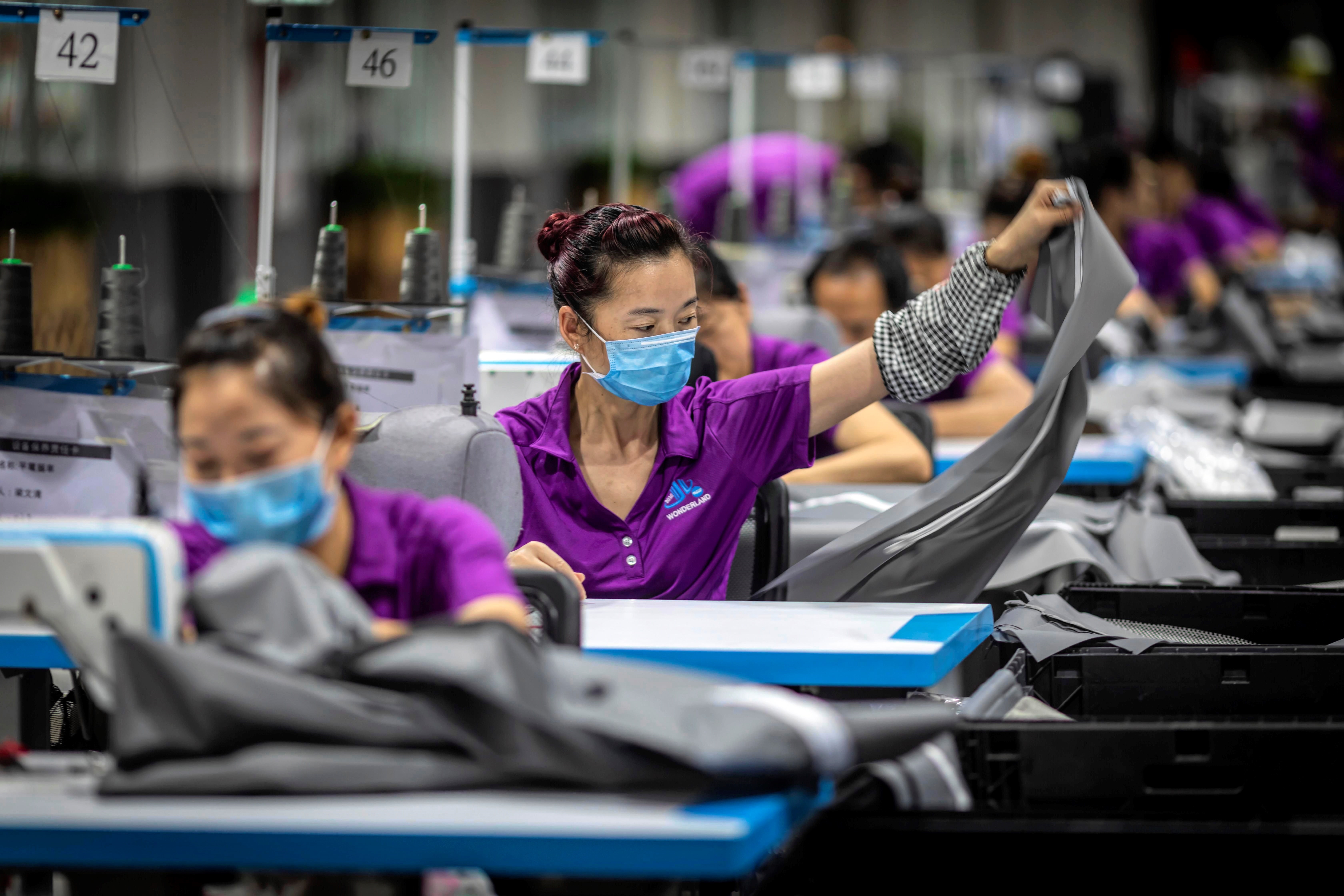 Empleados trabajan en una fábrica de productos para bebés en Dongguan (China).  EFE/ Aleksandar Plavevski/Archivo
