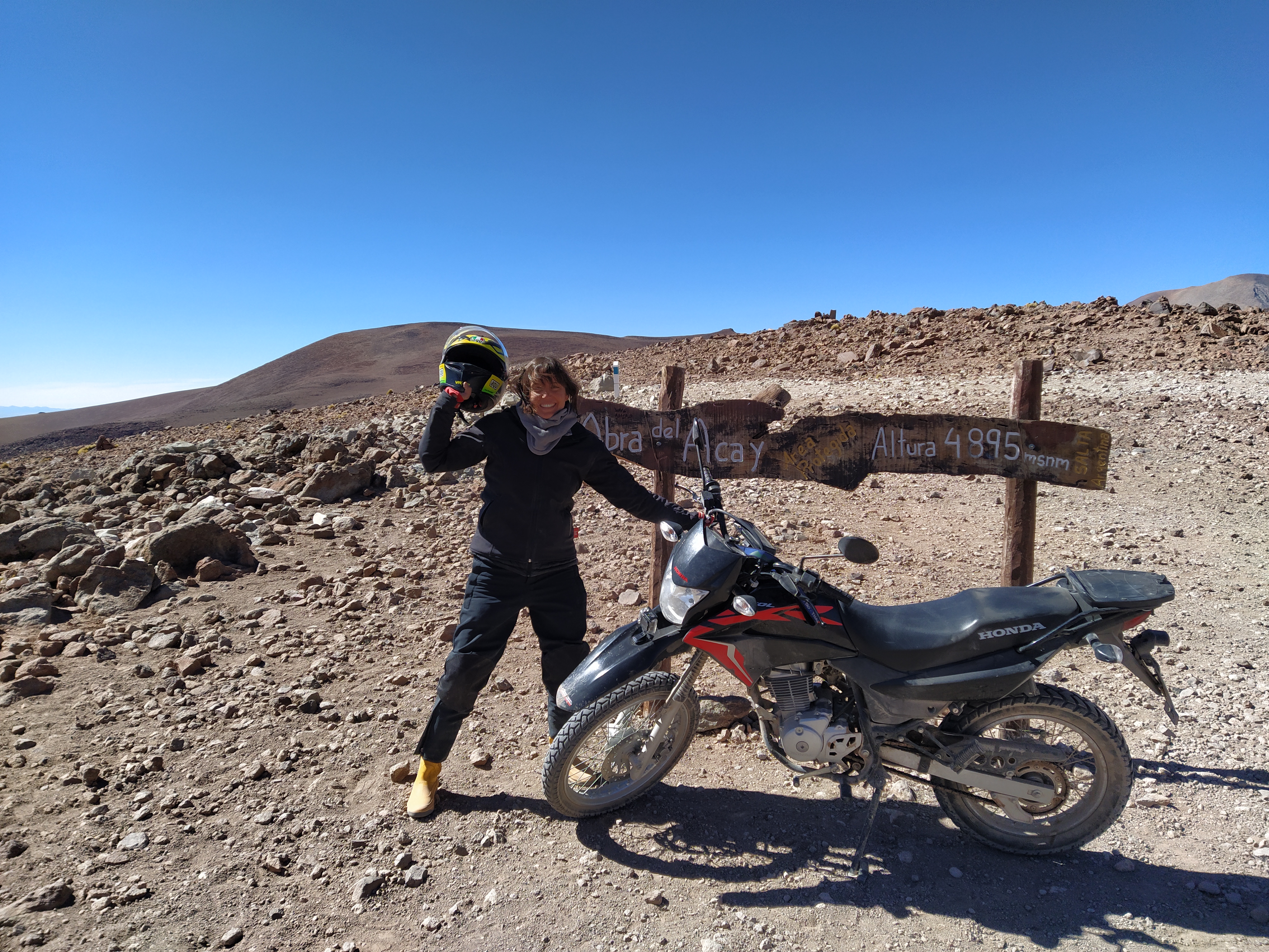 En Abra del Acay en un momento épico para Aldana, donde bautizó a su moto como "La Peque", por el tamaño del vehículo en contraste con la inmensidad del paisaje