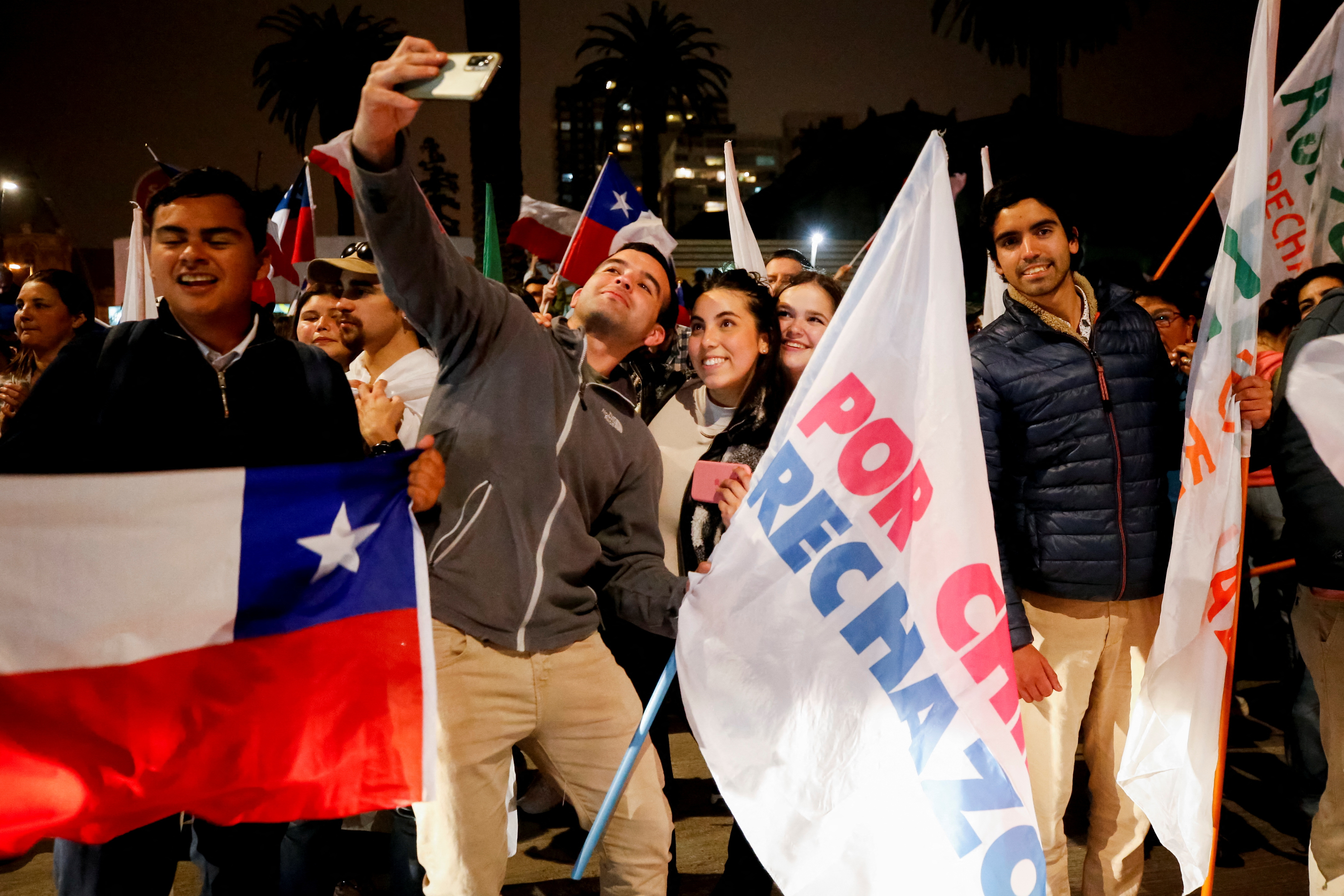 Afectos al Rechazo a la Constitución en Chile salieron a celebrar el triunfo de este domingo