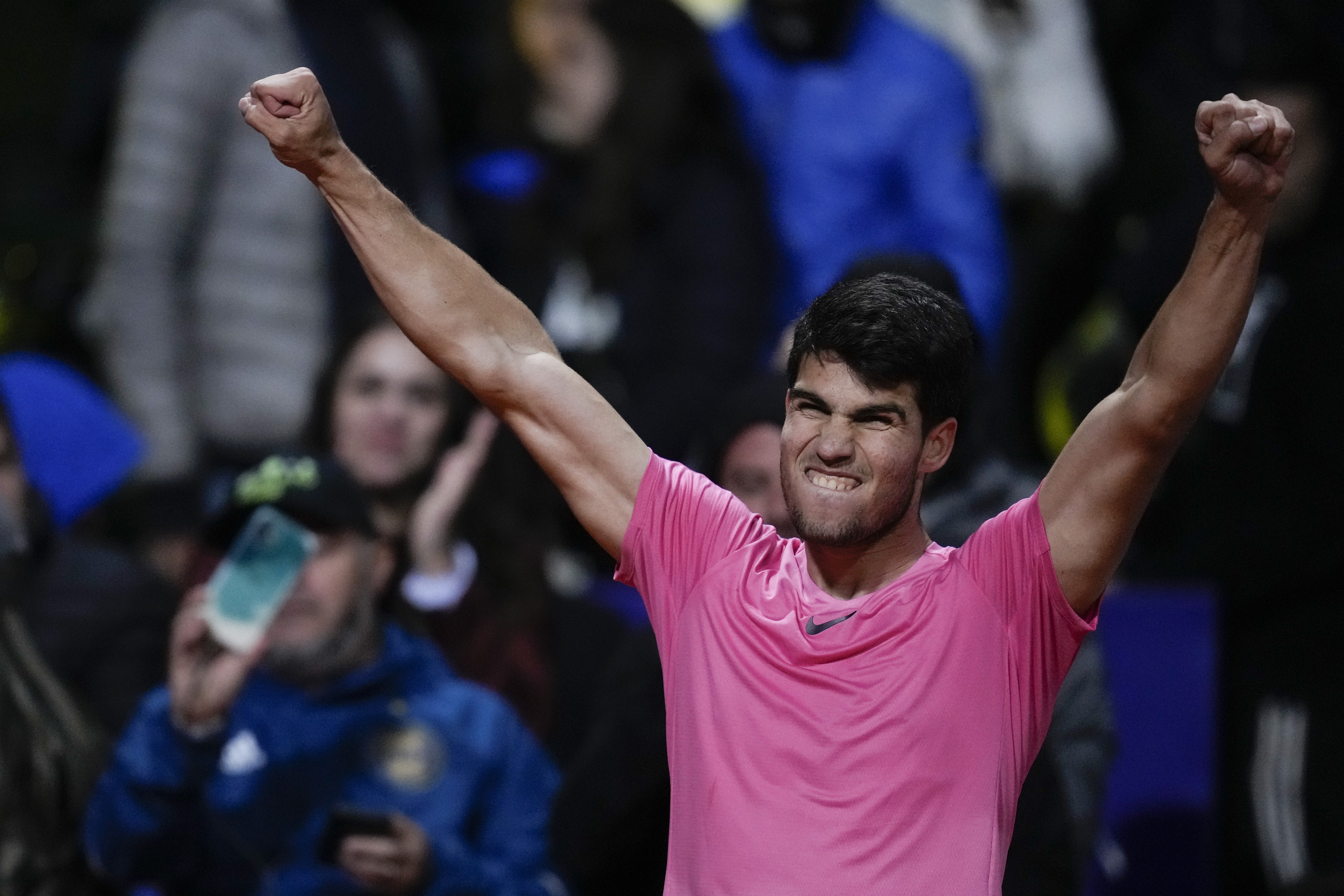 El español Carlos Alcaraz festeja tras imponerse al serbio Dusan Lajovic en los cuartos de final del Abierto de Argentina, el viernes 17 de febrero de 2023 (AP Foto/Natacha Pisarenko)