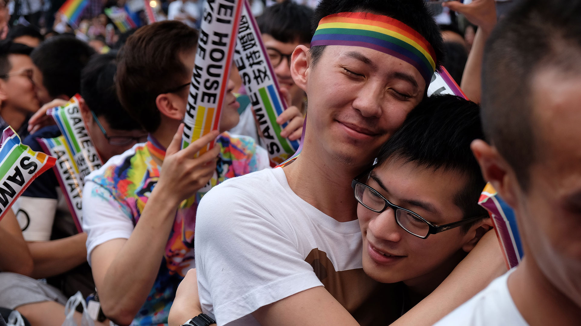 Los activistas taiwaneses festejando luego que se aprobara el matrimonio igualitario, en 2019 (AFP)