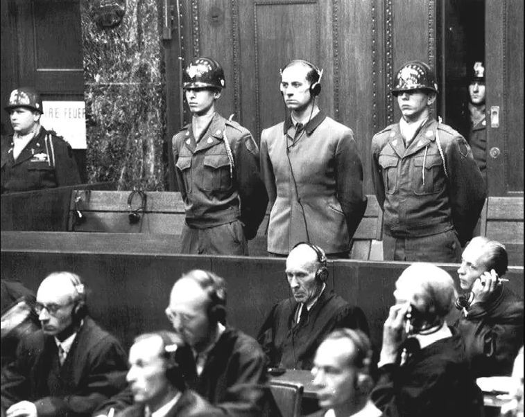 En el centro de la imagen, con auriculares, Karl Brandt, criminal de guerra nazi y médico personal de Hitler, durante los juicios de Núremberg (20 de agosto de 1947).  Wikimedia Commons
